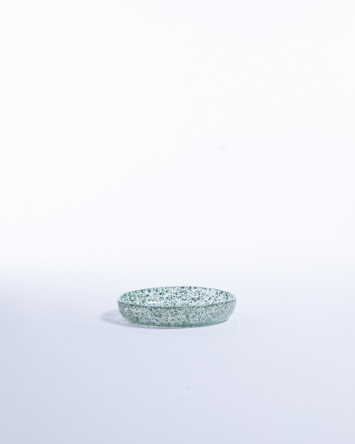 Liten Tallrik Just Glass Edge Basil, basilikagrön glas 13,5 cm (bild 3) – från Norling Studio