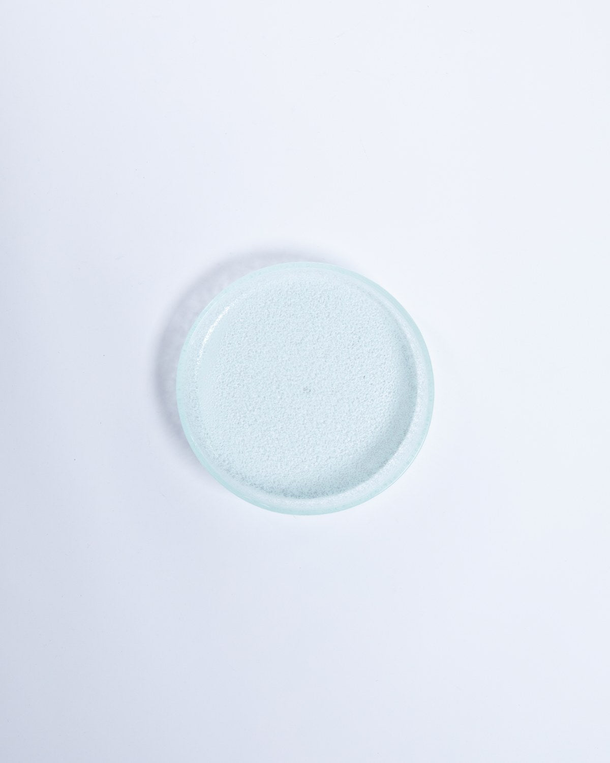 Mellan Tallrik Just Glass Edge Arctic, isklar glas 17 cm – från Norling Studio
