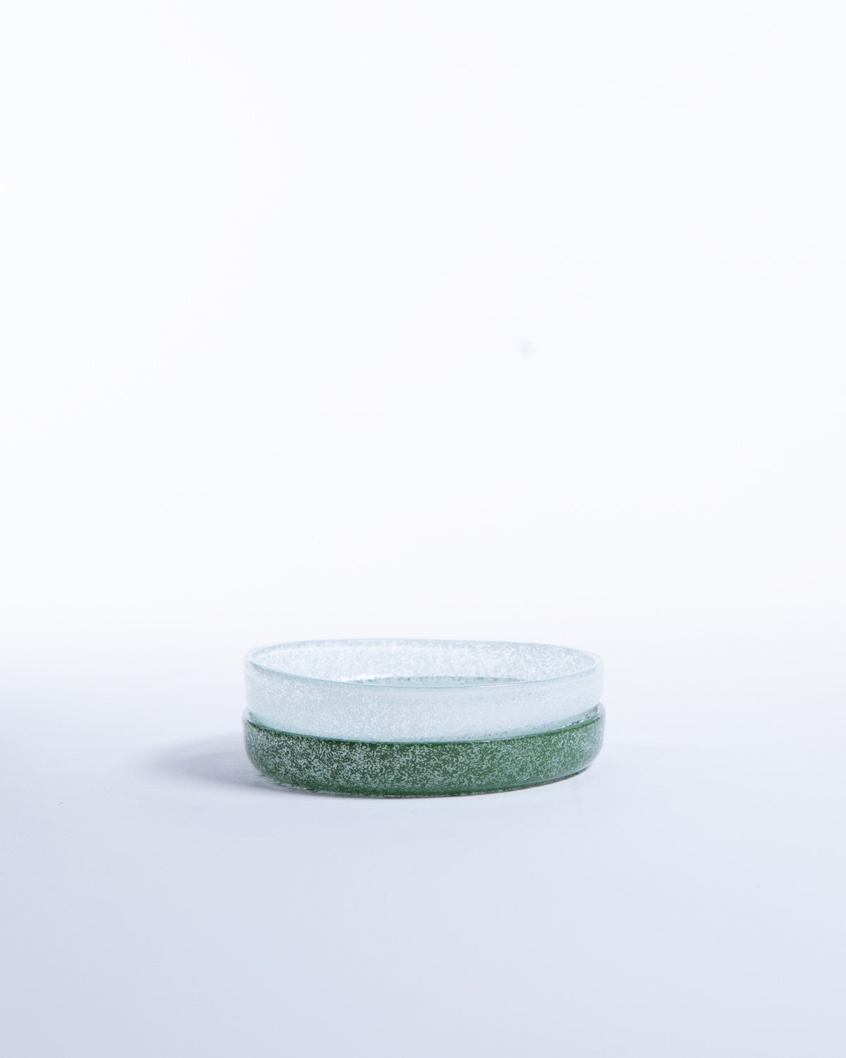 Mellan Tallrik Just Glass Edge Arctic, isklar glas 17 cm (bild 2) – från Norling Studio