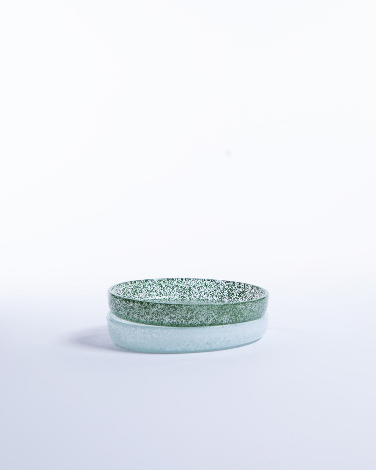 Mellan Tallrik Just Glass Edge Basil, basilikagrön glas 17 cm (bild 2) – från Norling Studio