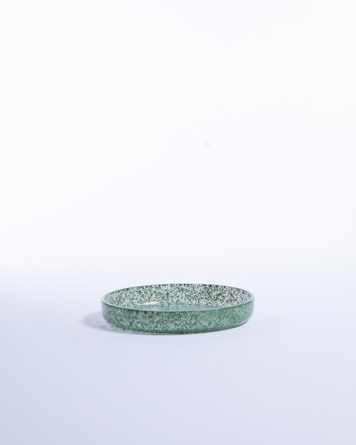 Mellan Tallrik Just Glass Edge Basil, basilikagrön glas 17 cm (bild 3) – från Norling Studio