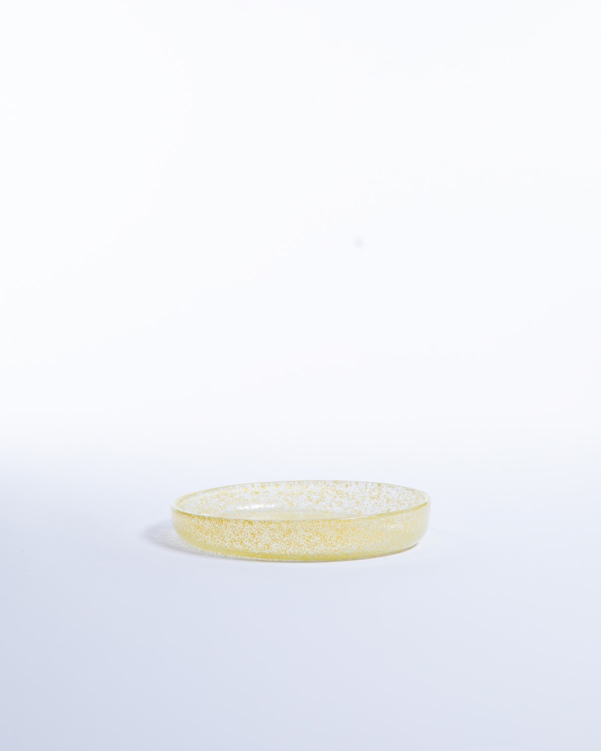 Mellan Tallrik Just Glass Edge Turmeric, gurkmejegul glas 17 cm (bild 3) – från Norling Studio