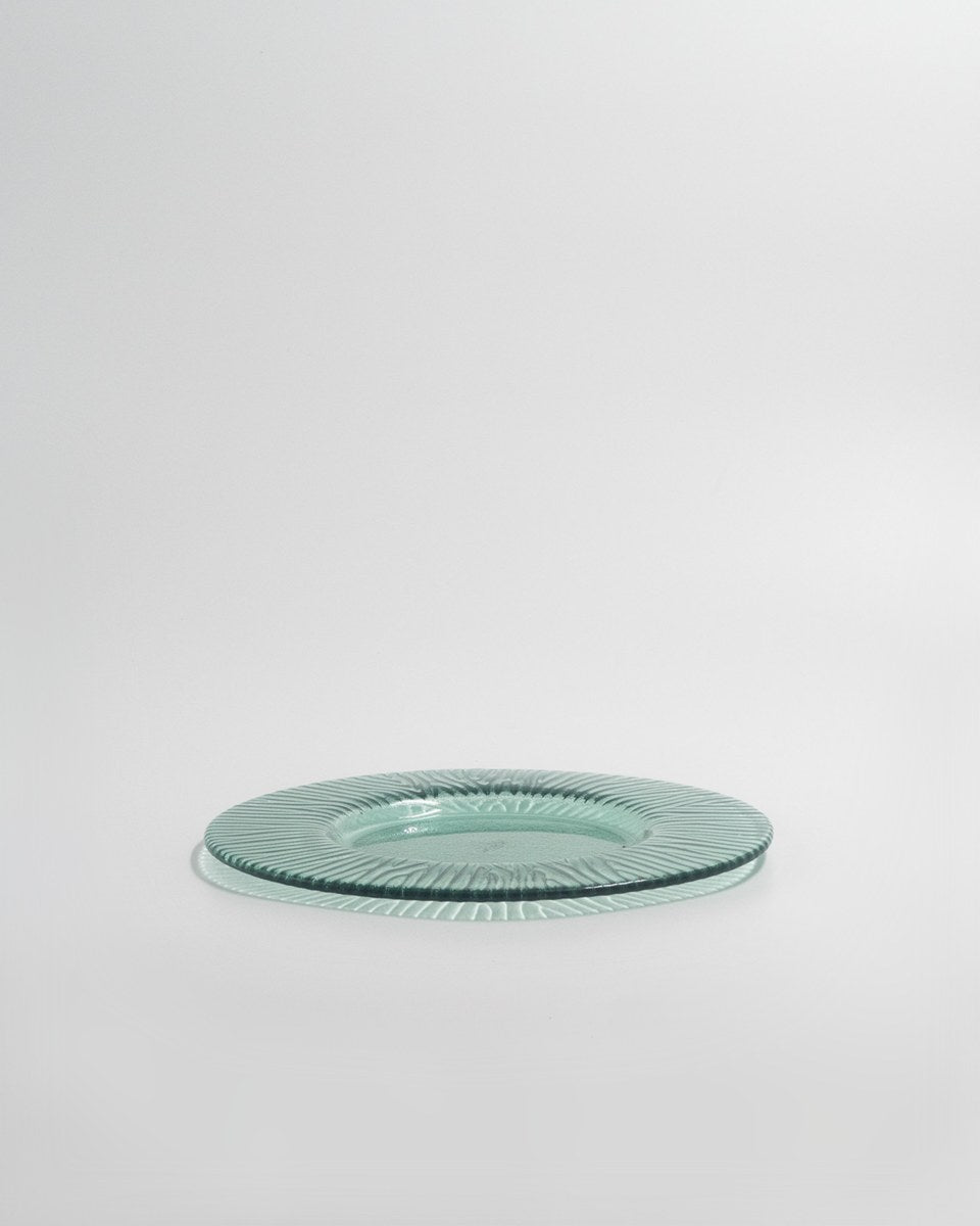 Tallrik Just Glass Stripe Green, grön glas 22 cm (bild 3) – från Norling Studio