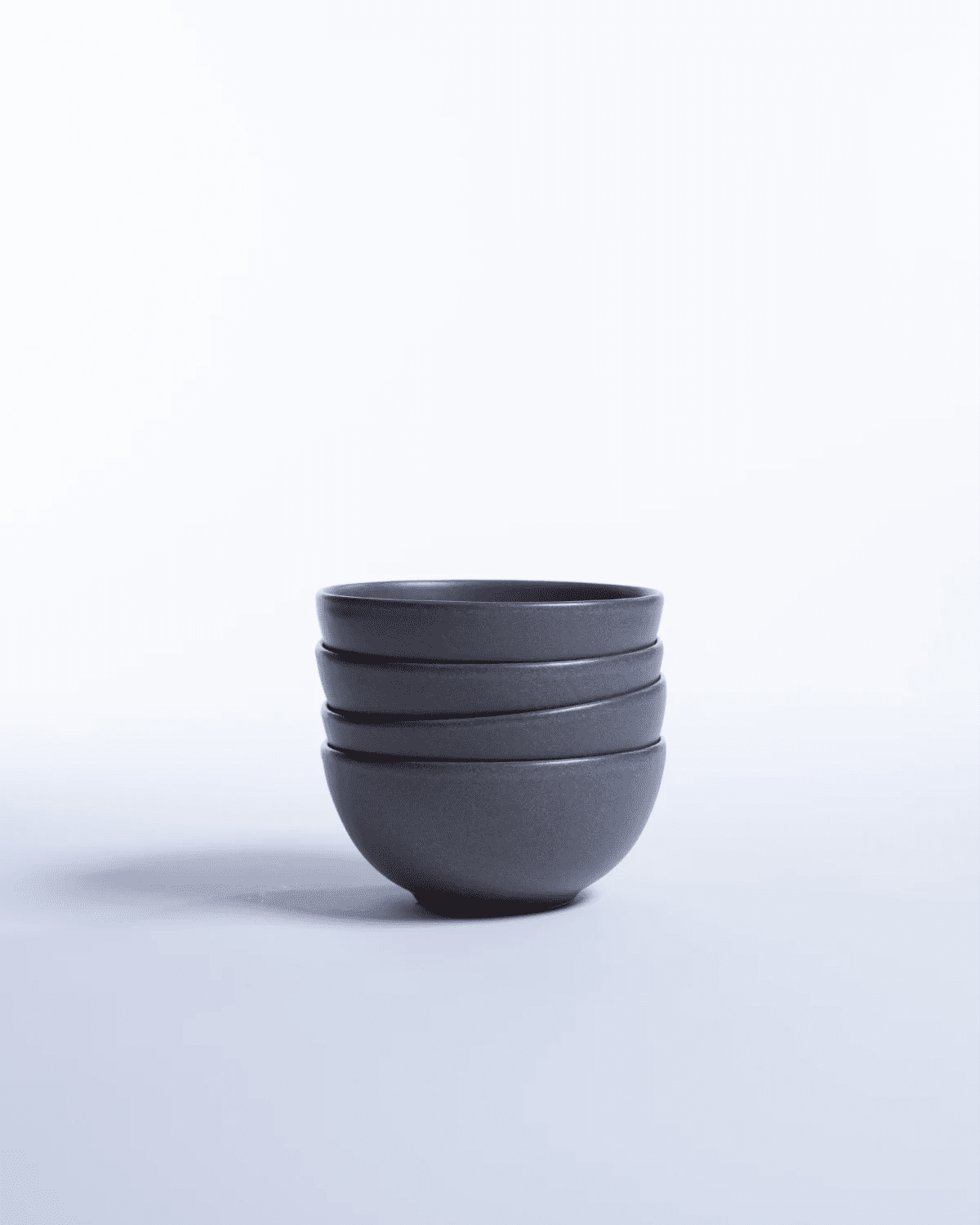 Bowl Archi Deco Stone, gråbrun stengods 14 cm, dukad med mat – från Norling Studio