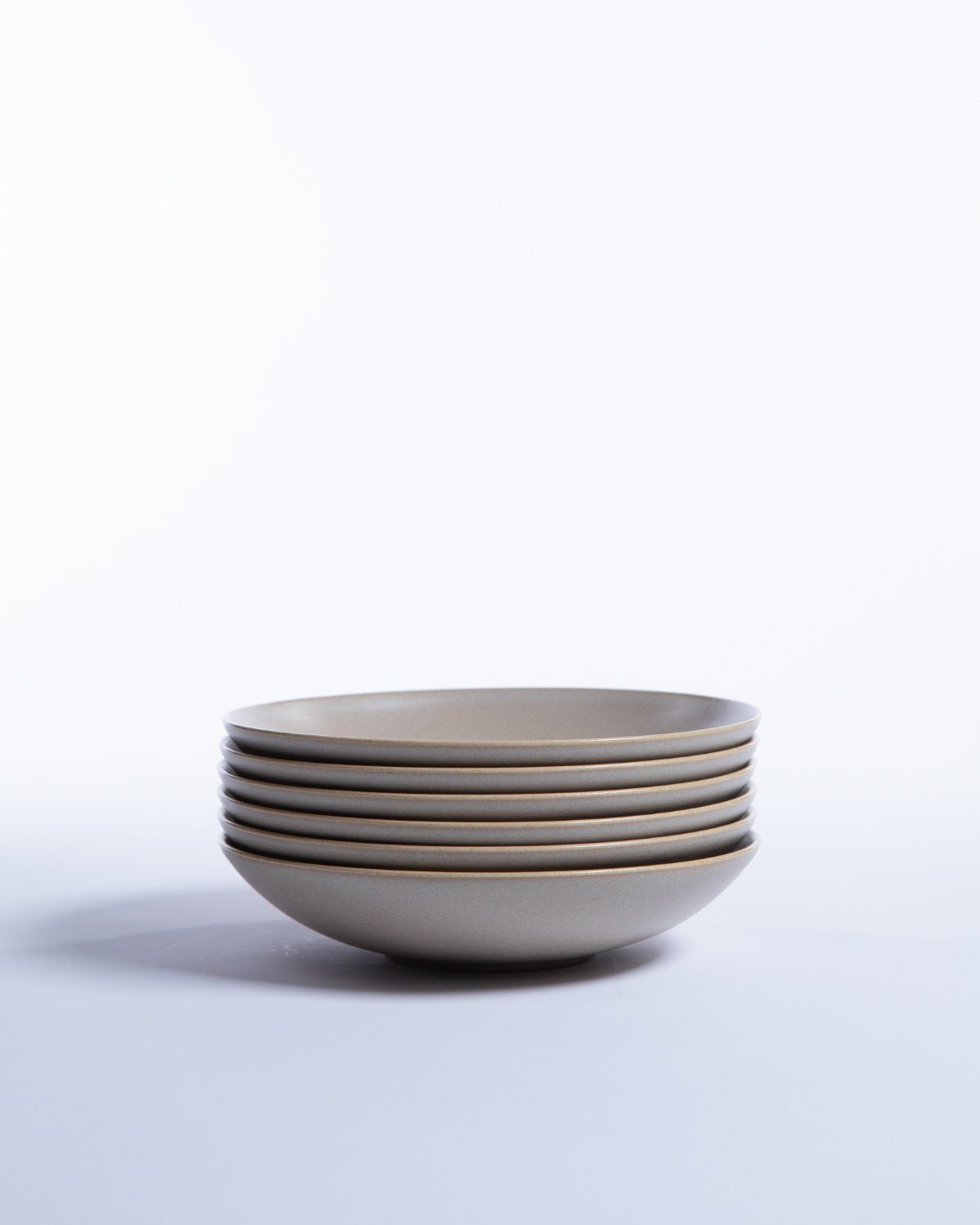 Djuptallrik Archi Deco Sand, sandbeige stengods 22 cm, dukad med mat – från Norling Studio