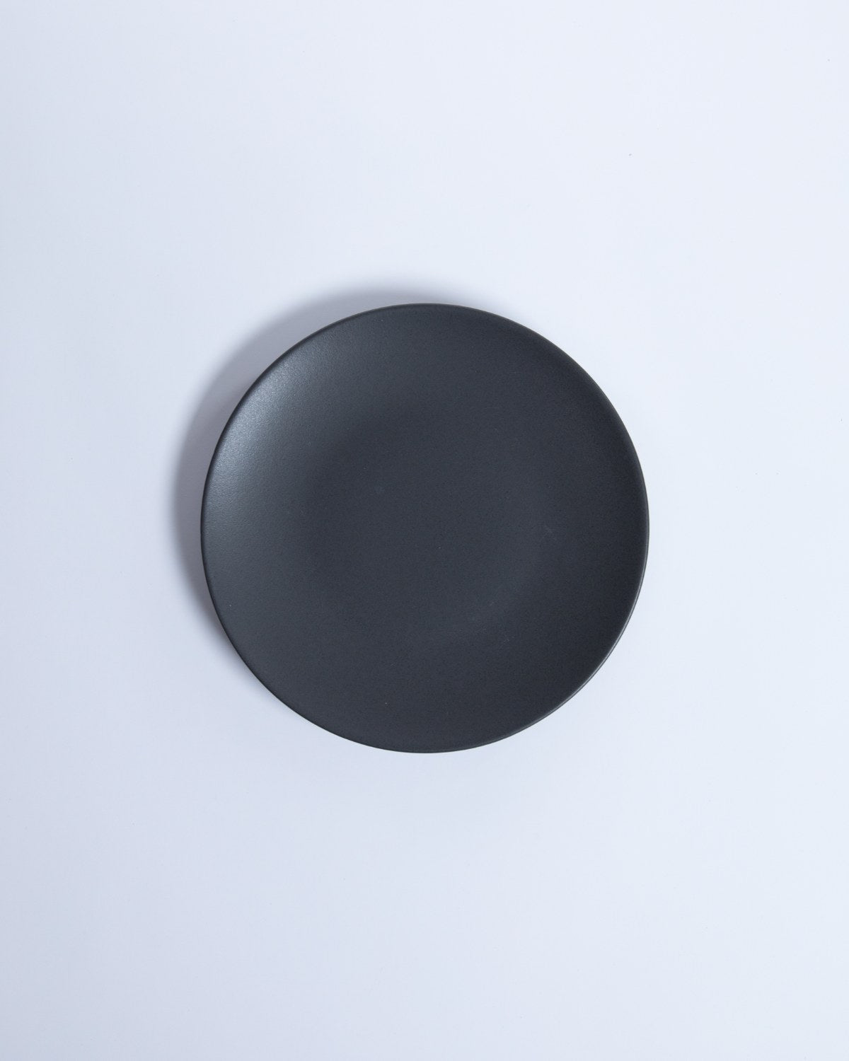 Liten Tallrik Archi Deco Midnight, mattsvart stengods 21 cm, ett exemplar framifrån – från Norling Studio
