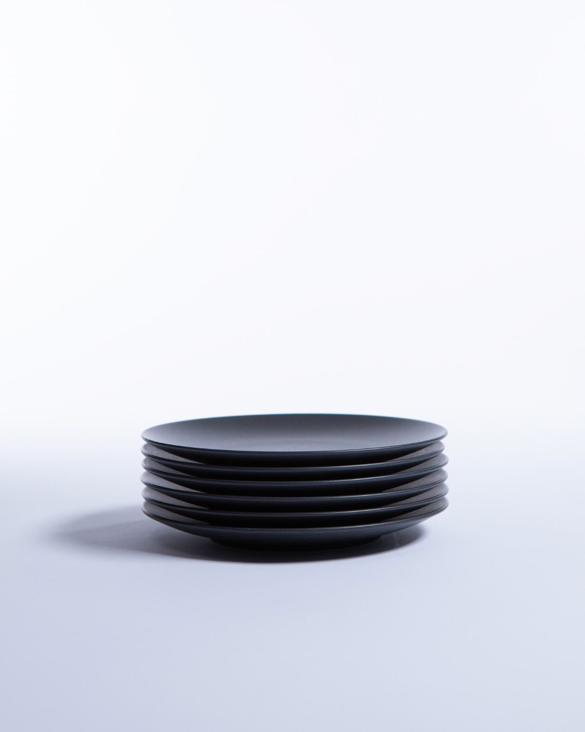 Liten Tallrik Archi Deco Midnight, mattsvart stengods 21 cm, ett exemplar uppifrån – från Norling Studio