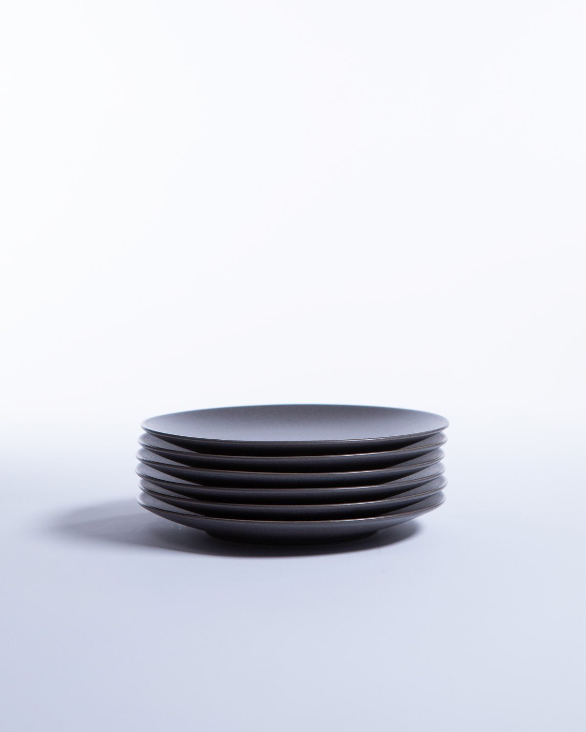 Liten Tallrik Archi Deco Stone, gråbrun stengods 21 cm, ett exemplar framifrån – från Norling Studio