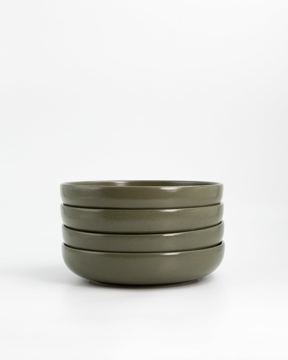 Djuptallrik Archi Lawn, olivgrön stengods 22 cm, ett exemplar framifrån – från Norling Studio