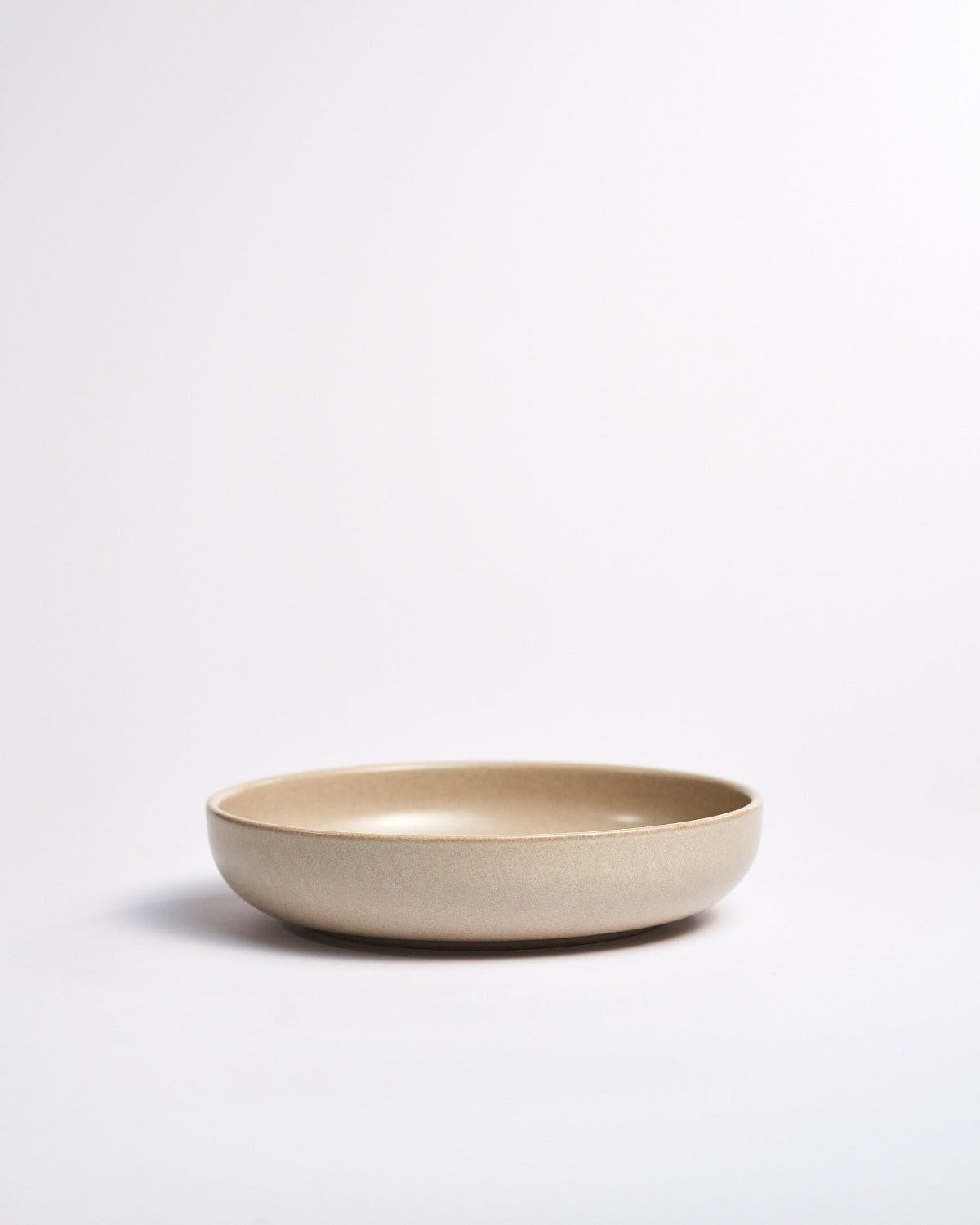 Djuptallrik Archi Sand, sandbeige stengods 22 cm, flera exemplar tillsammans – från Norling Studio