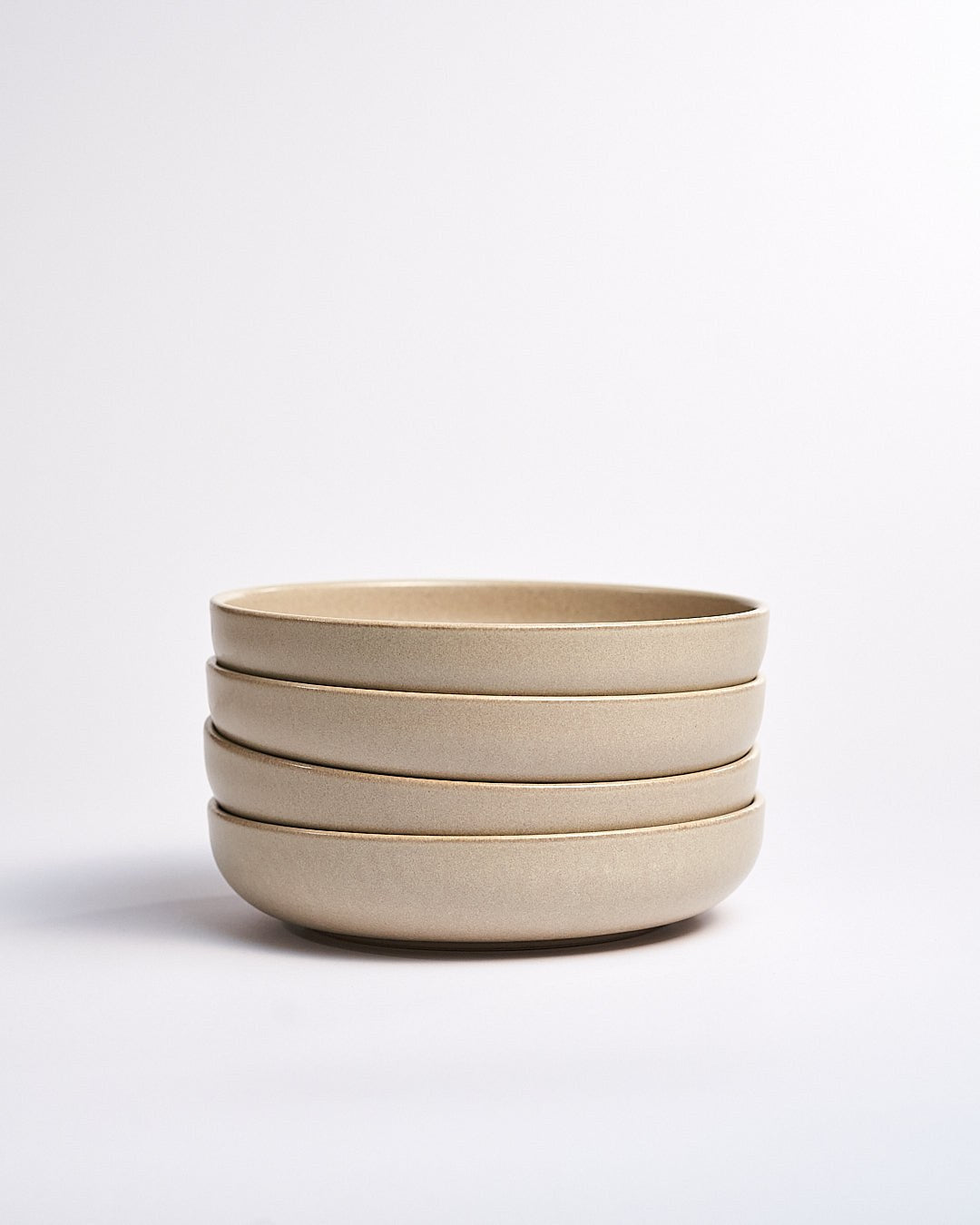 Djuptallrik Archi Sand, sandbeige stengods 22 cm, ett exemplar uppifrån – från Norling Studio
