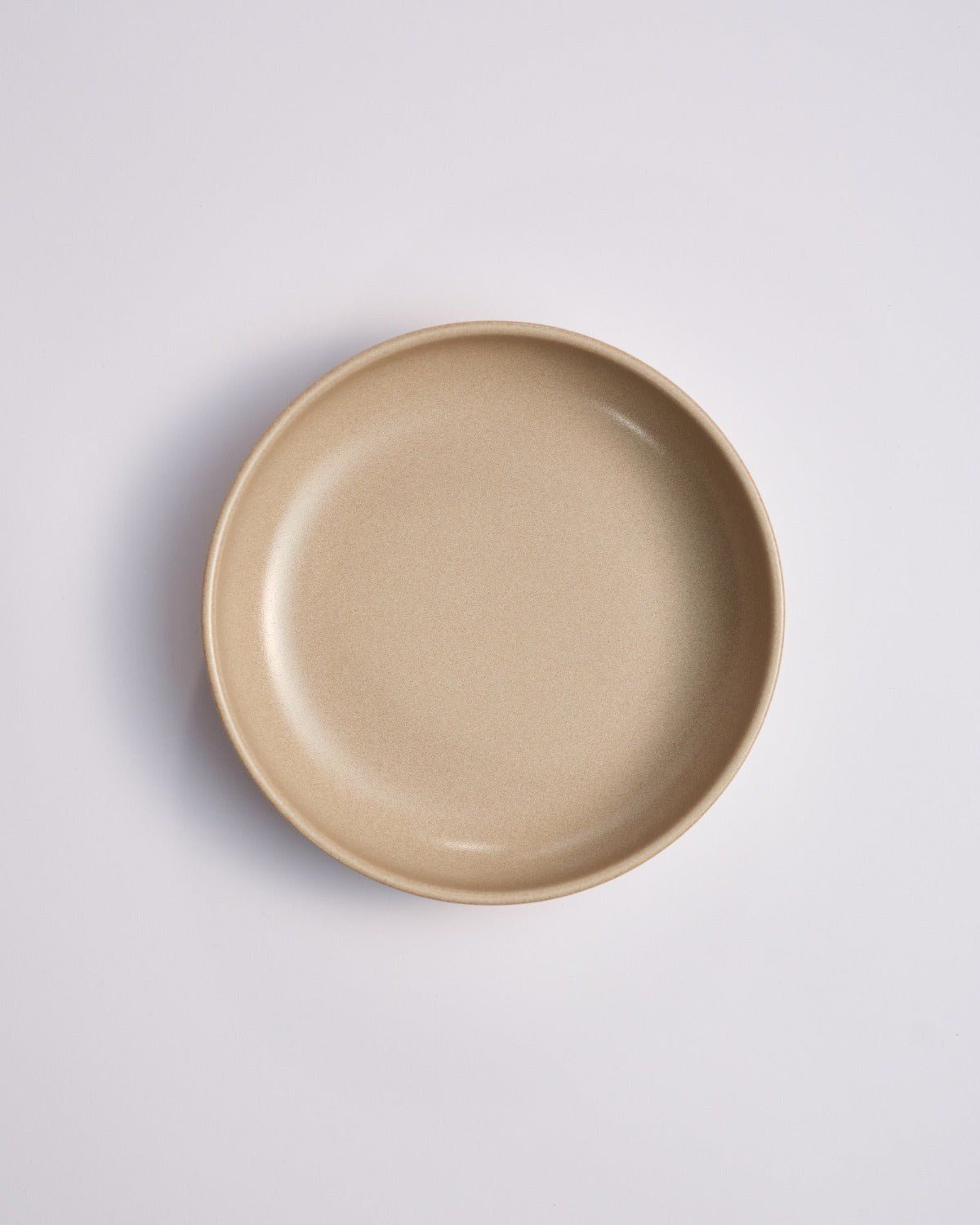 Djuptallrik Archi Sand, sandbeige stengods 22 cm, ett exemplar framifrån – från Norling Studio