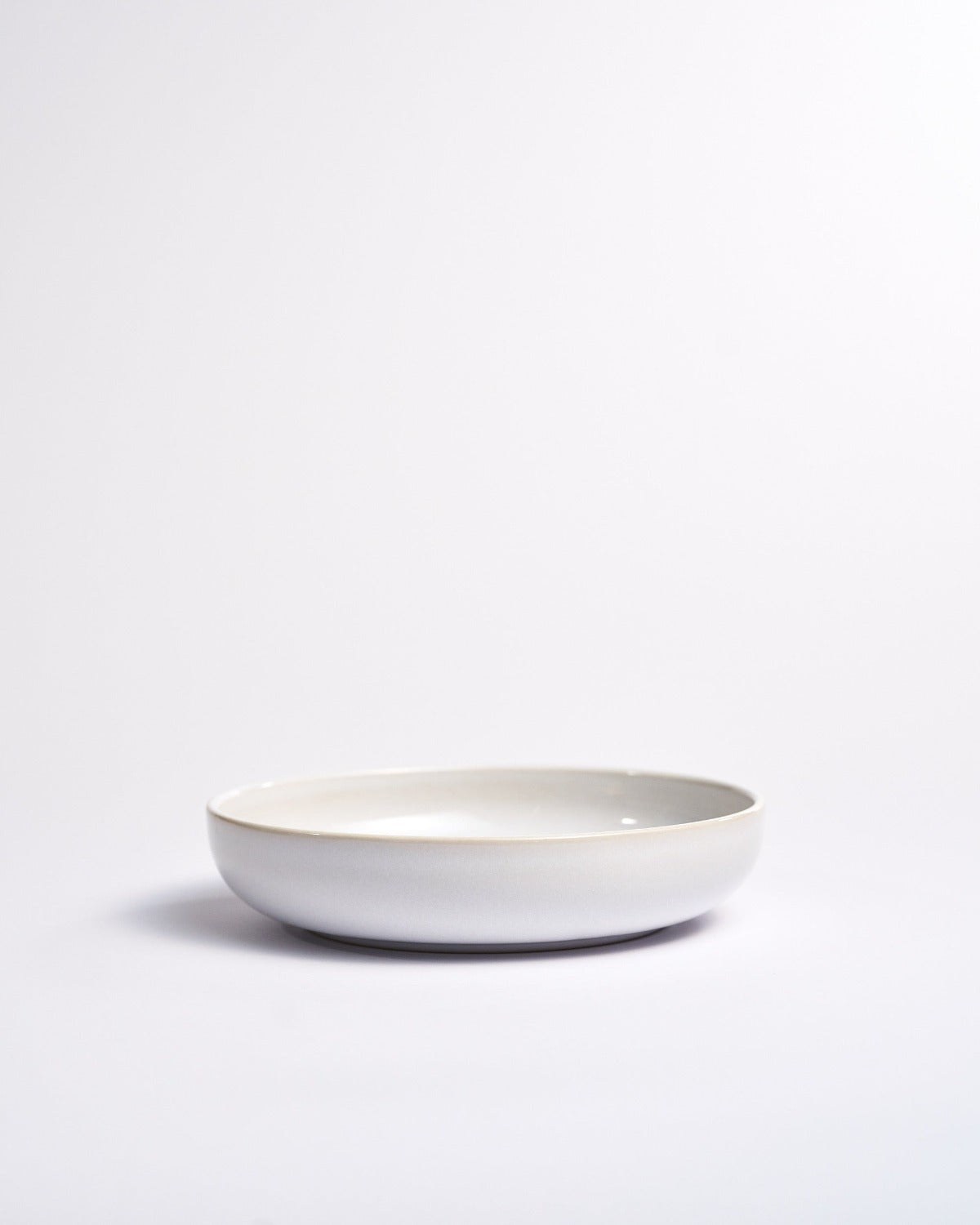 Djuptallrik Archi Shell, blankvit stengods 22 cm, flera exemplar tillsammans – från Norling Studio
