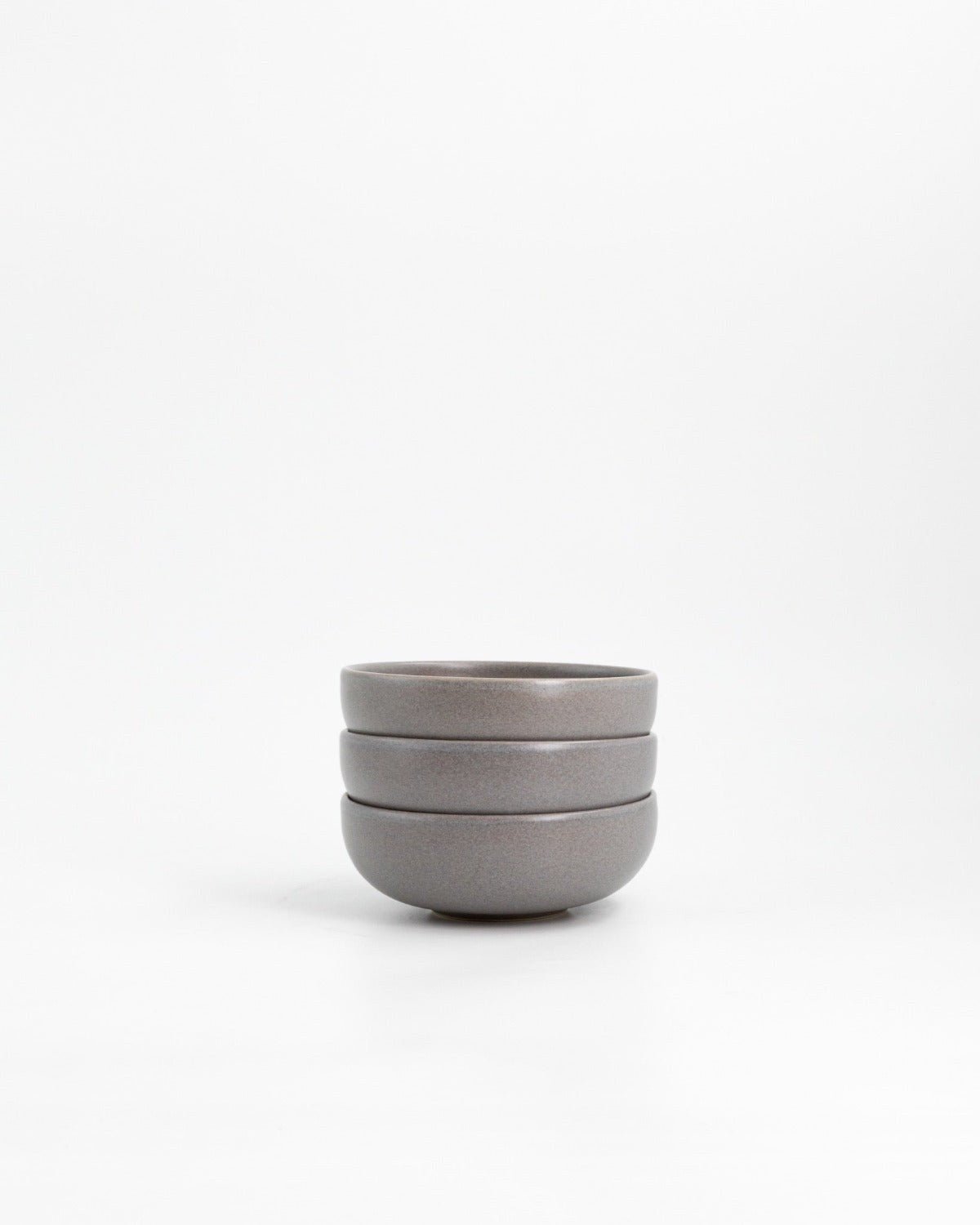 Liten Skål Archi Dark Ash, varmgrå stengods 12 cm, ett exemplar framifrån – från Norling Studio