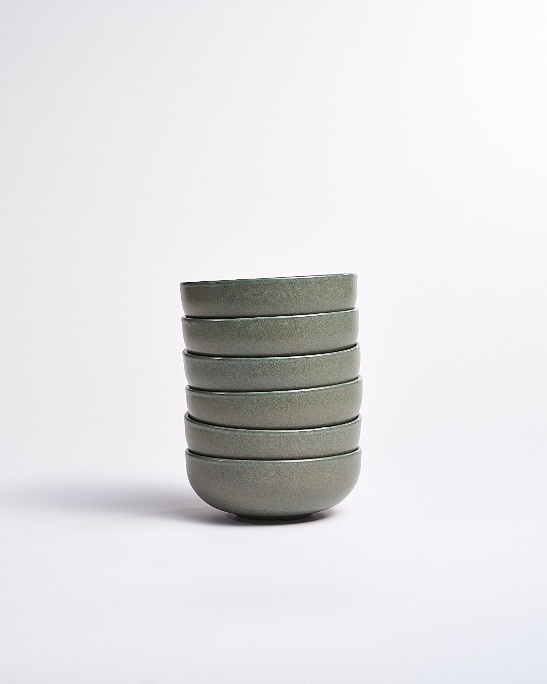 Liten Skål Archi Lawn, olivgrön stengods 12 cm, dukad med mat – från Norling Studio