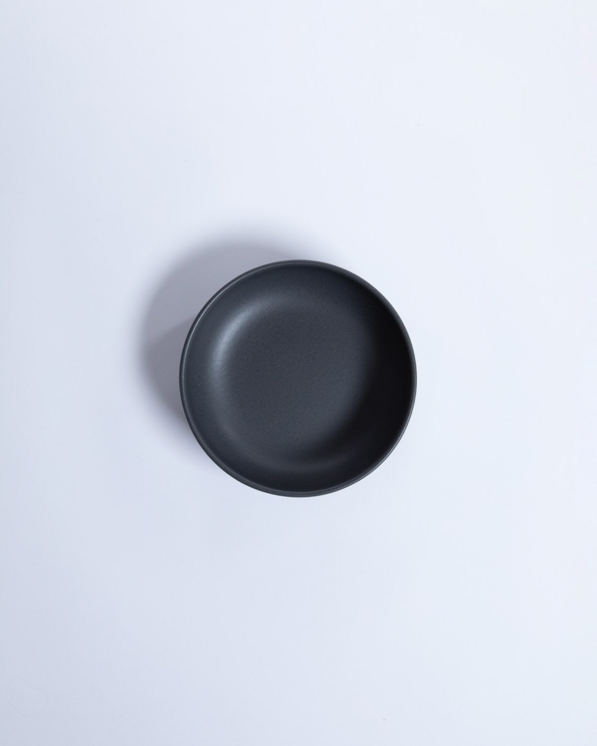 Liten Skål Archi Midnight, mattsvart stengods 16 cm, flera exemplar tillsammans – från Norling Studio