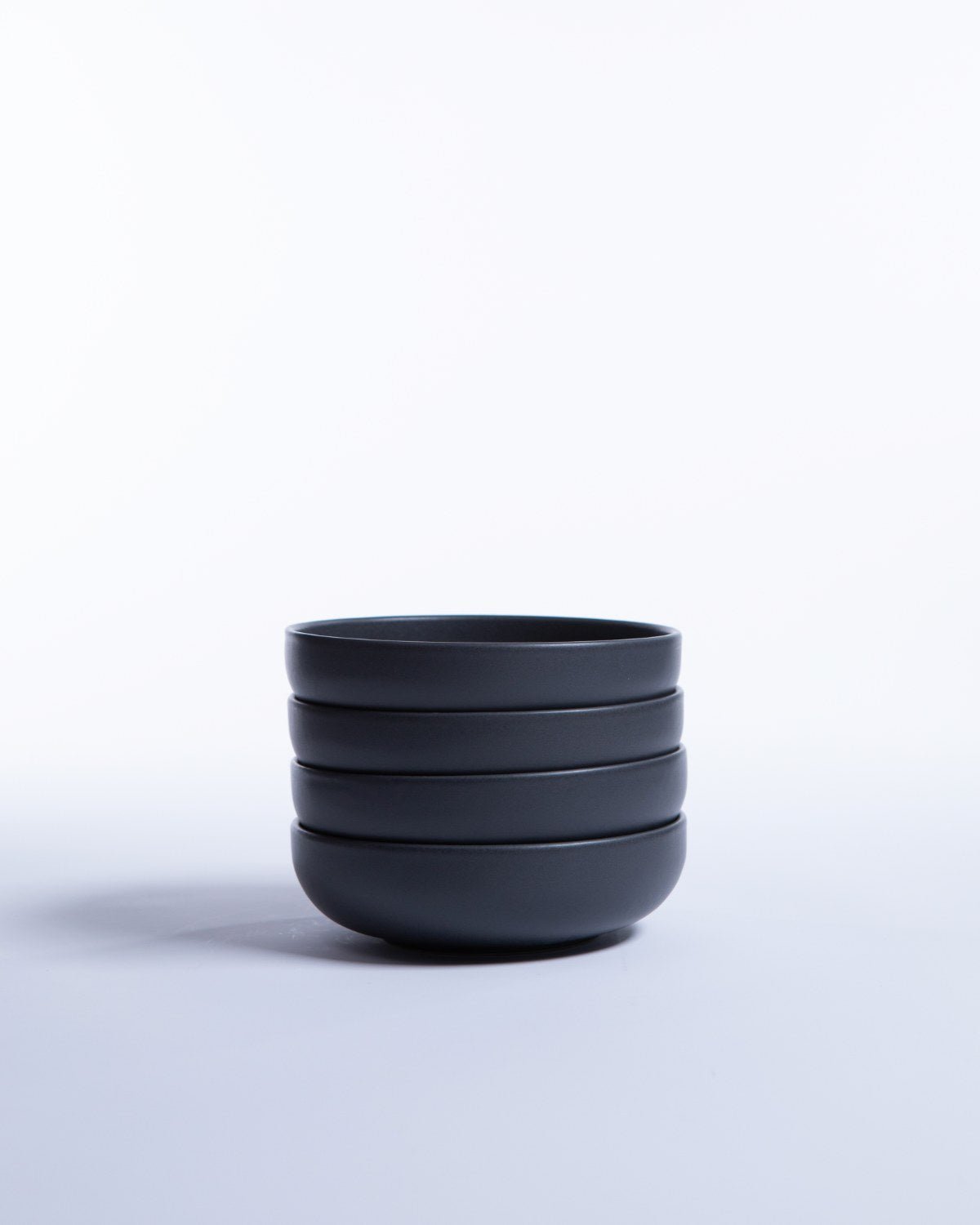 Liten Skål Archi Midnight, mattsvart stengods 16 cm, ett exemplar framifrån – från Norling Studio