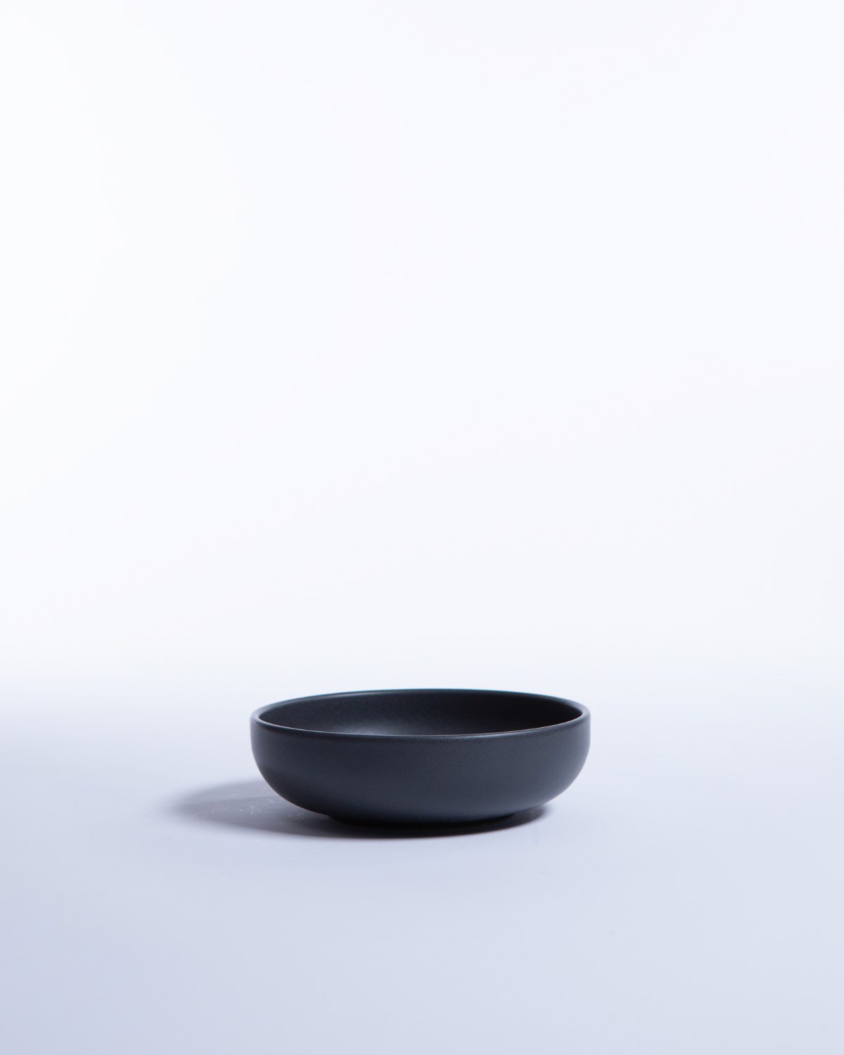 Liten Skål Archi Midnight, mattsvart stengods 16 cm, ett exemplar uppifrån – från Norling Studio