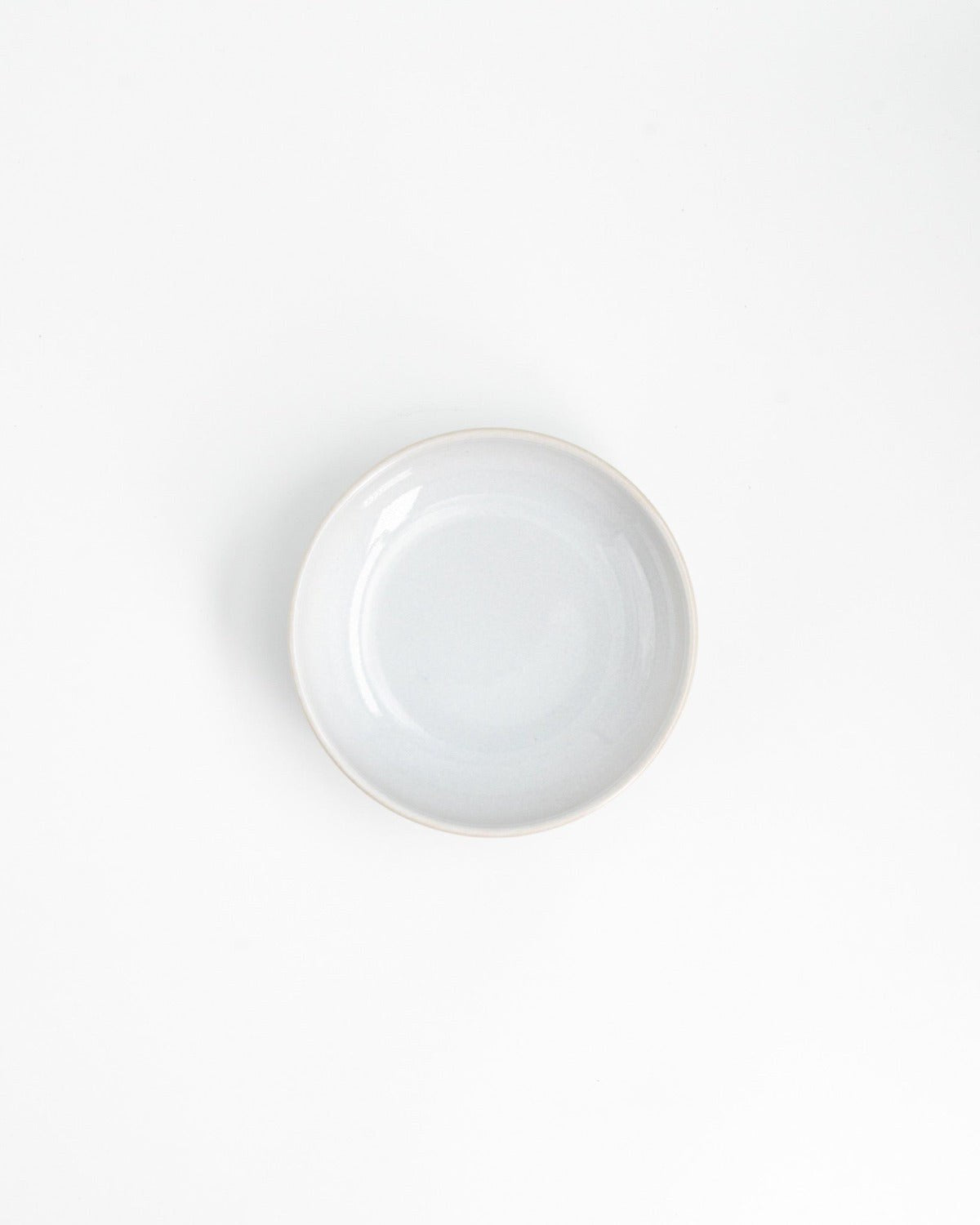 Liten Skål Archi Shell, blankvit stengods 16 cm, ett exemplar framifrån – från Norling Studio