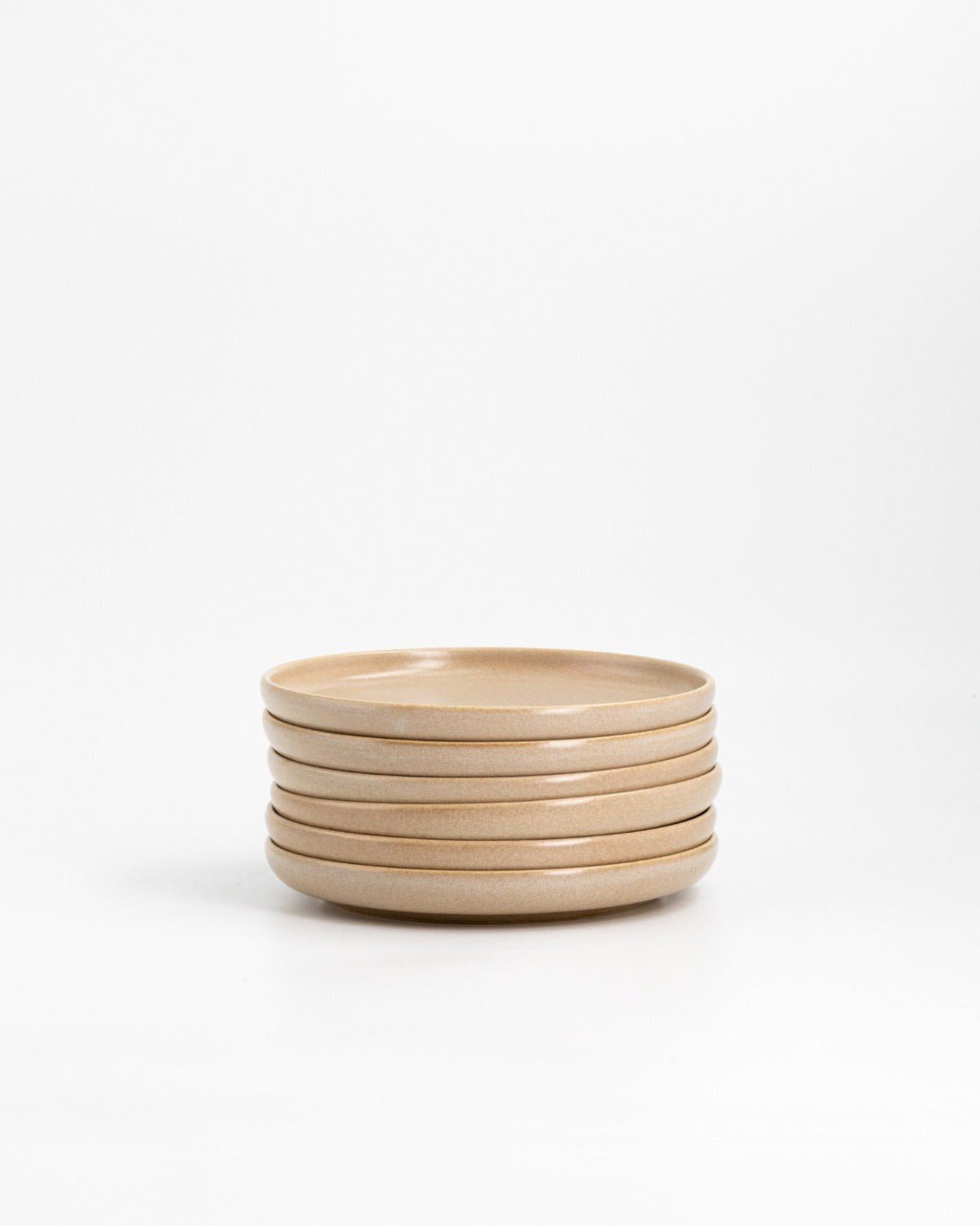 Liten Tallrik Archi Sand, sandbeige stengods 17 cm, ett exemplar uppifrån – från Norling Studio