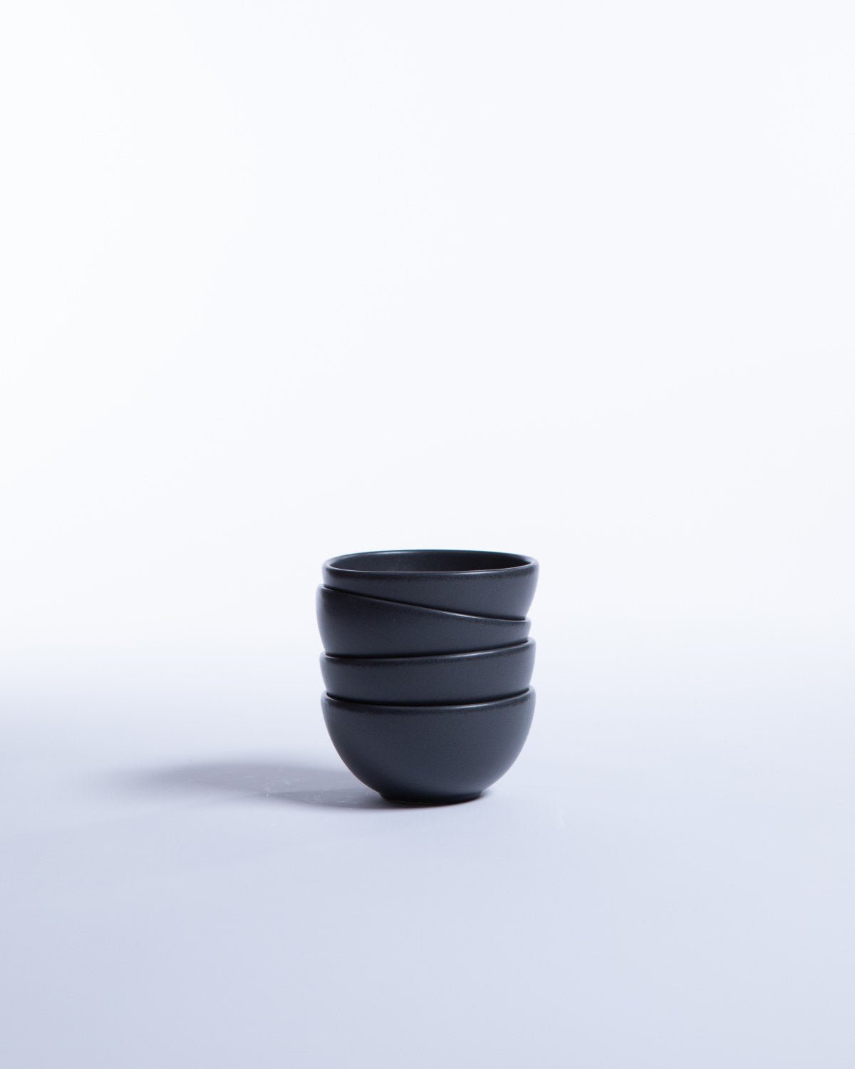 Skål Archi Mini Midnight, mattsvart stengods 10 cm – från Norling Studio