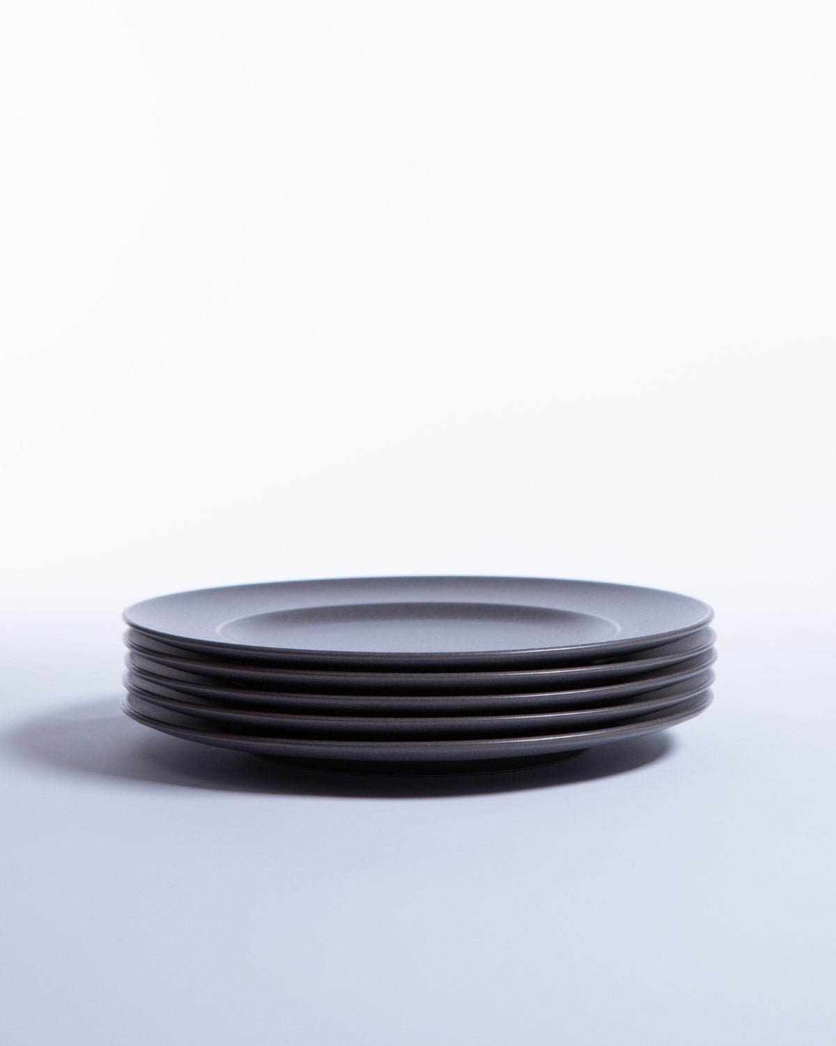 Tallrik Archi Rim Stone, gråbrun stengods 28 cm – från Norling Studio