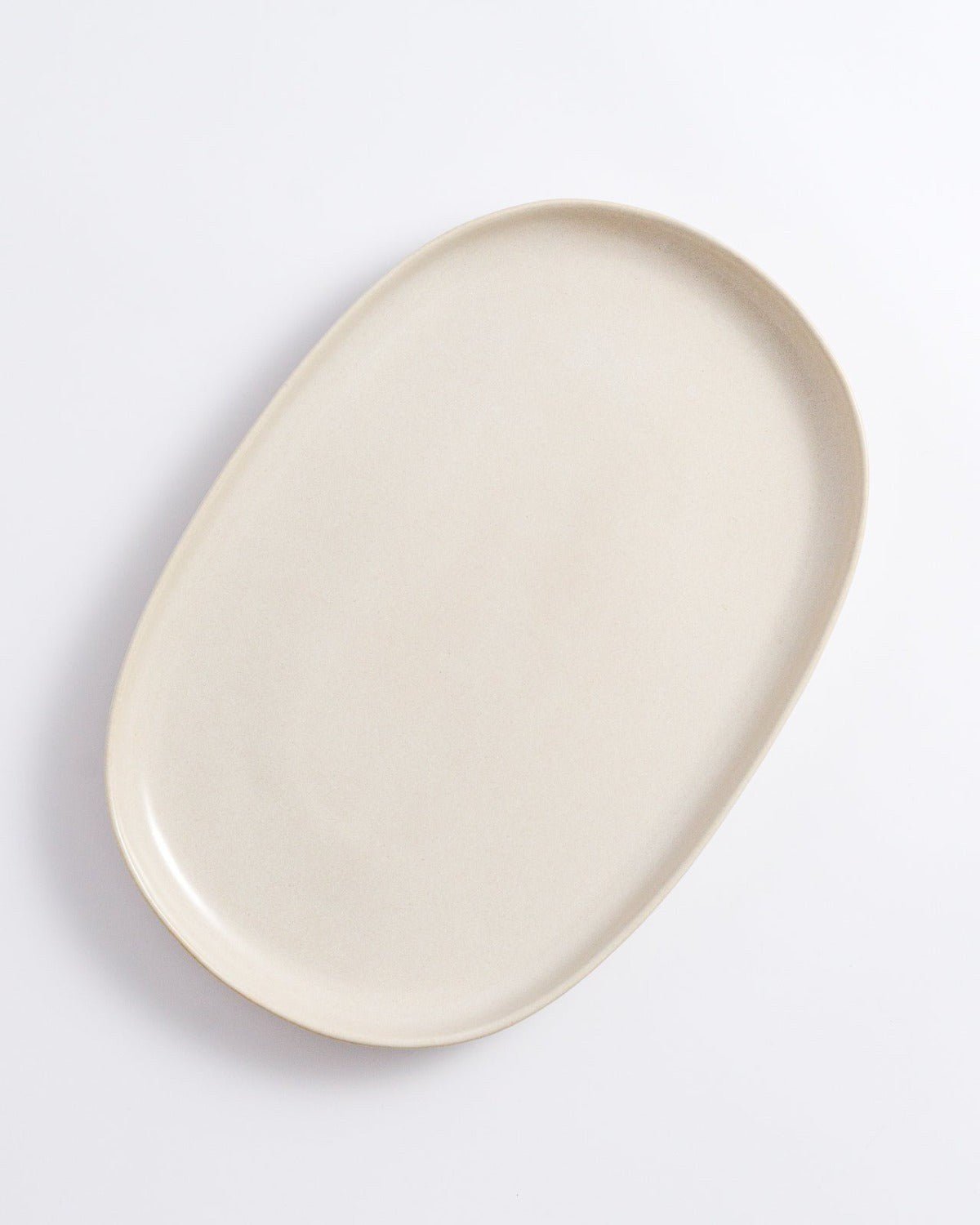 Serveringsfat Archi Chalk, kritvit stengods 33 cm – från Norling Studio