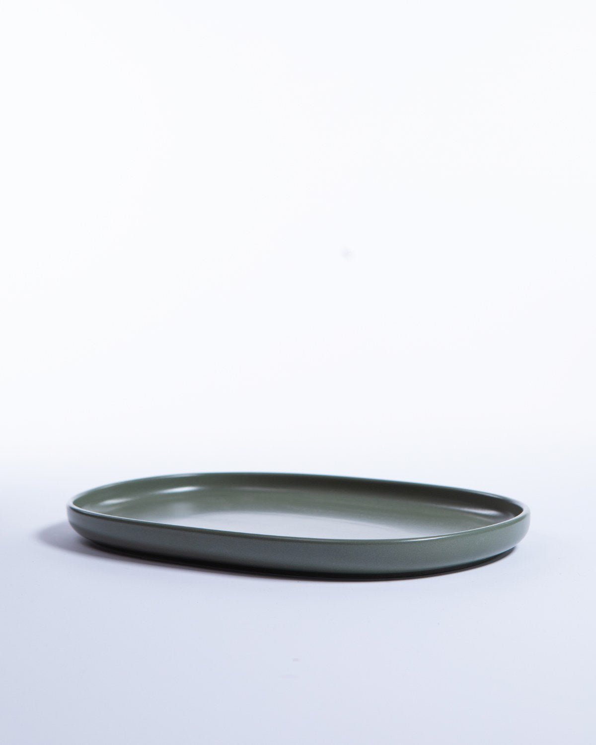 Serveringsfat Archi Lawn, olivgrön stengods 33 cm – från Norling Studio
