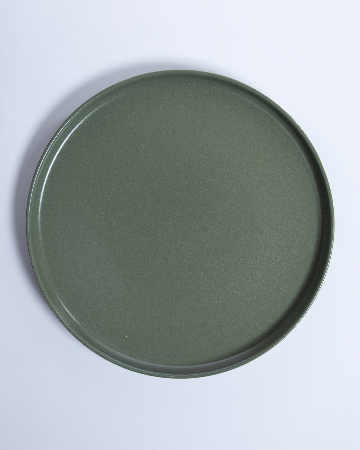 Serveringsfat Archi Lawn, olivgrön stengods 34 cm – från Norling Studio