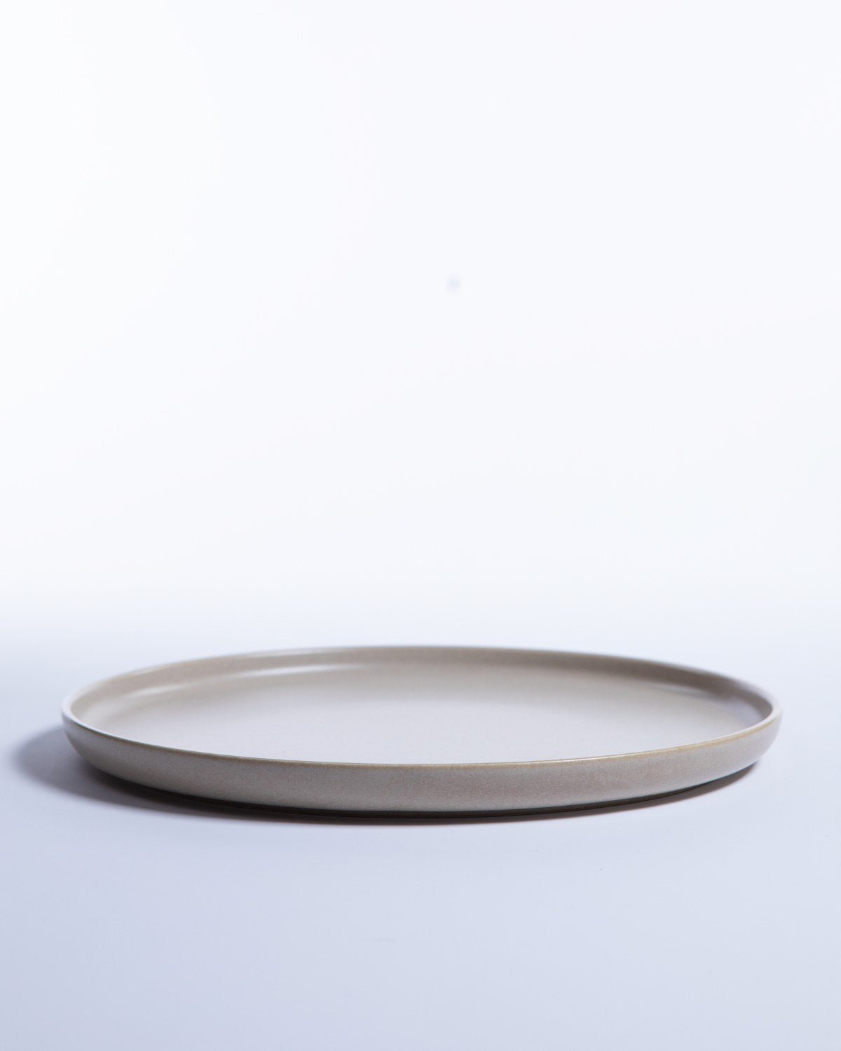 Serveringsfat Archi Sand, sandbeige stengods 34 cm (bild 2) – från Norling Studio