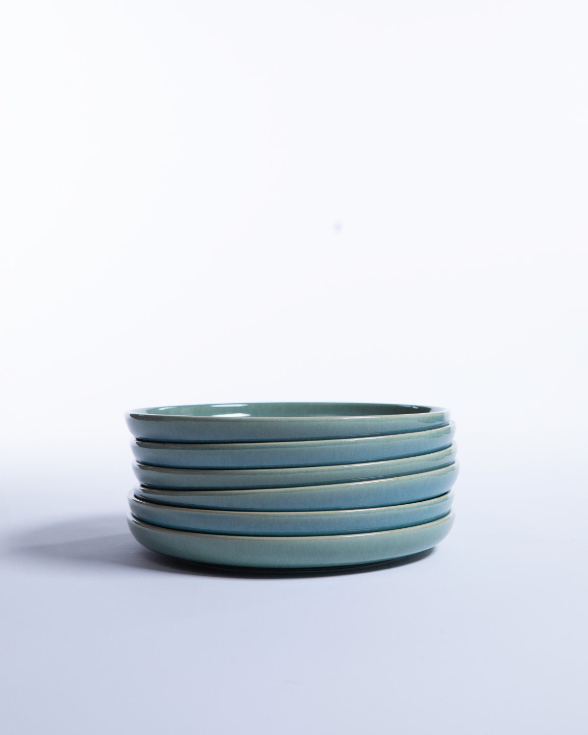 Tallrik Archi Fresh Green, blågrön stengods 22 cm – från Norling Studio