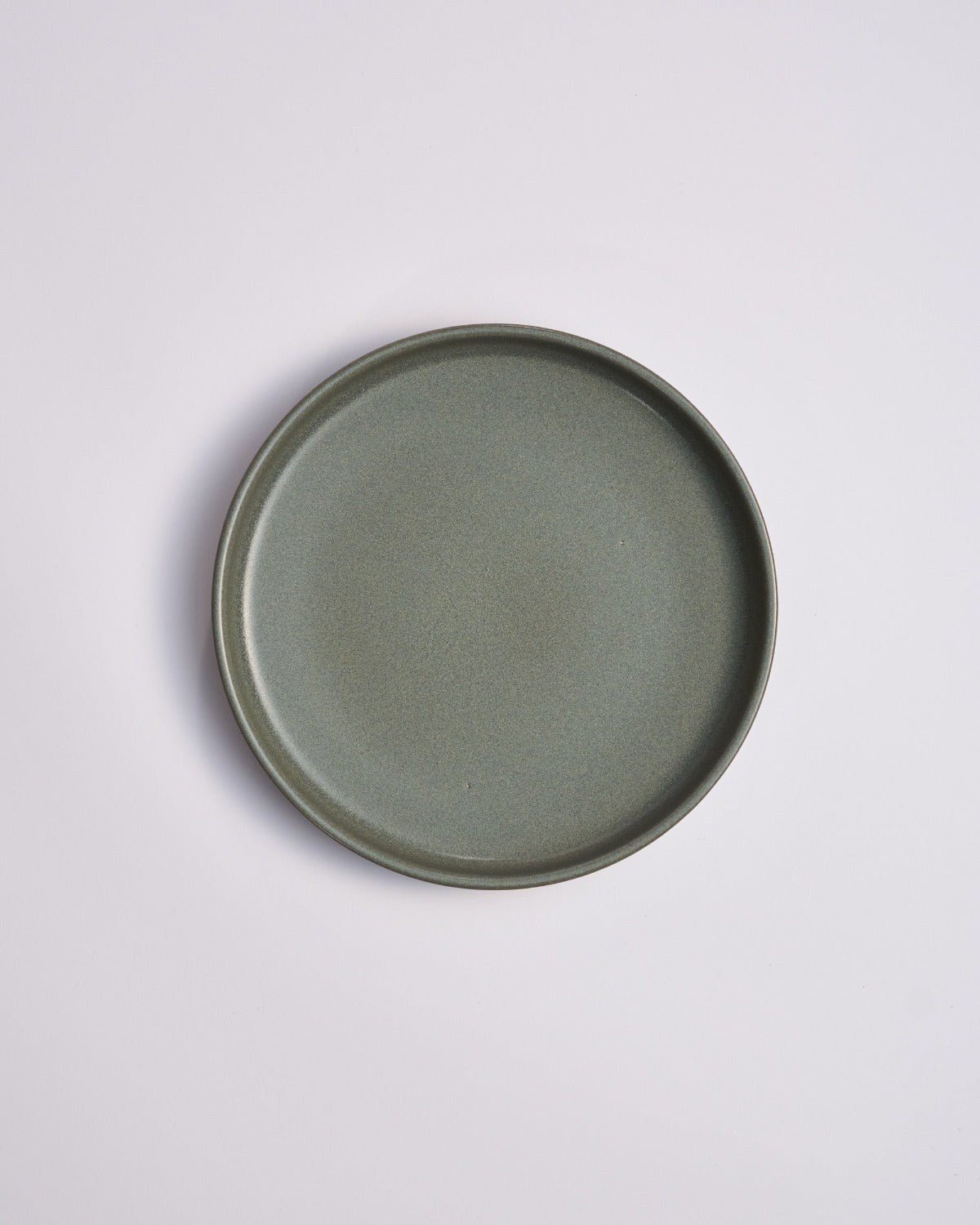 Tallrik Archi Lawn, olivgrön stengods 22 cm (bild 2) – från Norling Studio