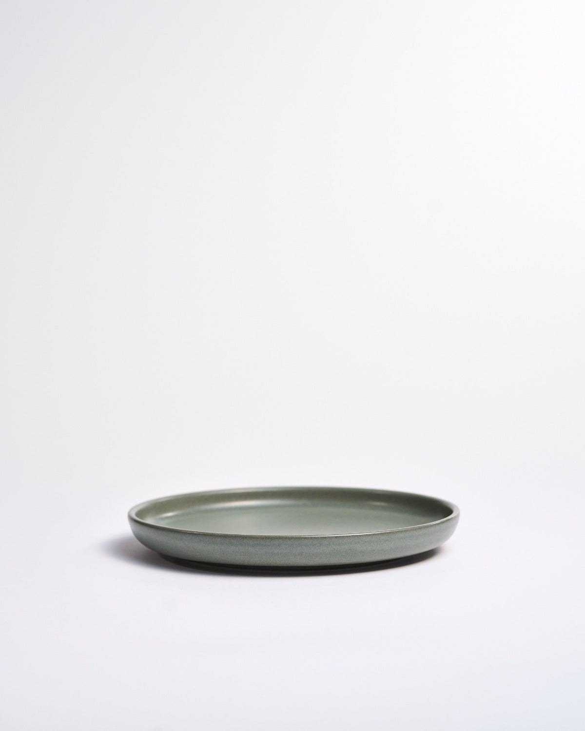 Tallrik Archi Lawn, olivgrön stengods 22 cm – från Norling Studio