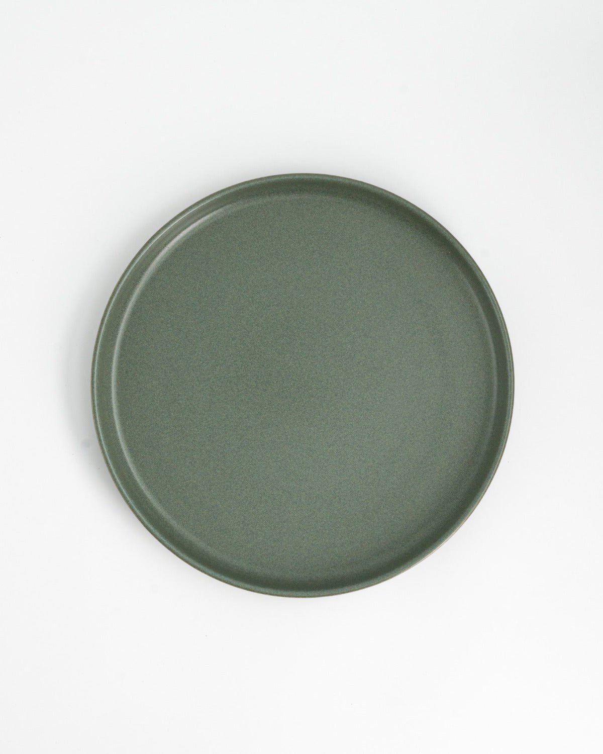 Tallrik Archi Lawn, olivgrön stengods 28 cm – från Norling Studio