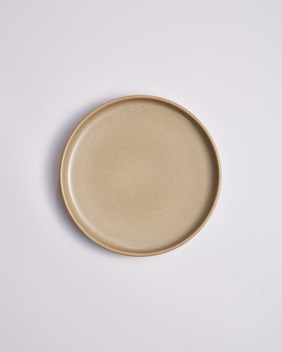Tallrik Archi Sand, sandbeige stengods 22 cm, dukad med mat (bild 2) – från Norling Studio
