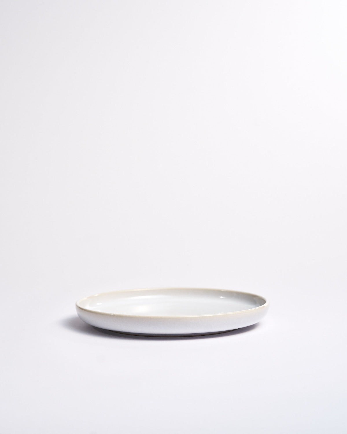 Tallrik Archi Shell, blankvit stengods 22 cm (bild 2) – från Norling Studio