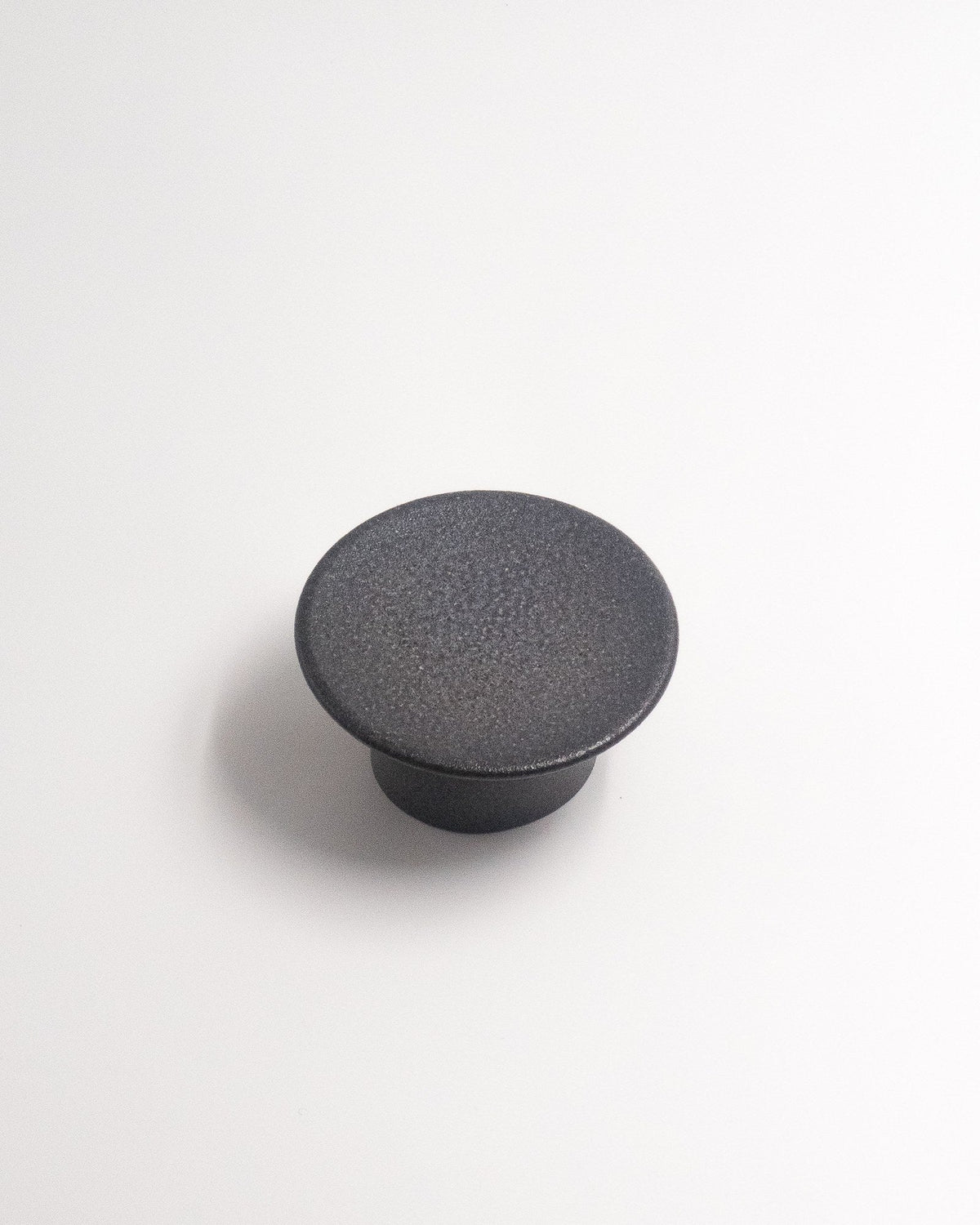 Piedestal Farrago Rough Black, strävt svart 12 cm – från Norling Studio