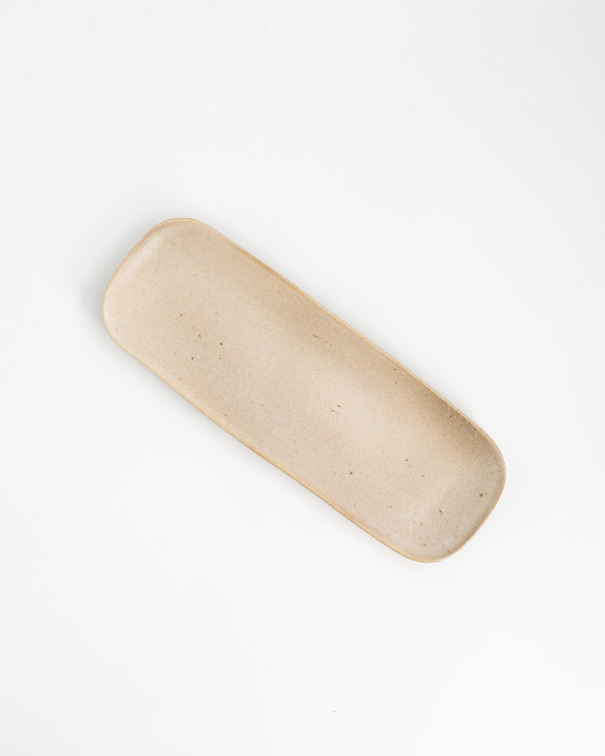 Serveringsfat Farrago Flipping Sand, sandbeige 30x11 – från Norling Studio