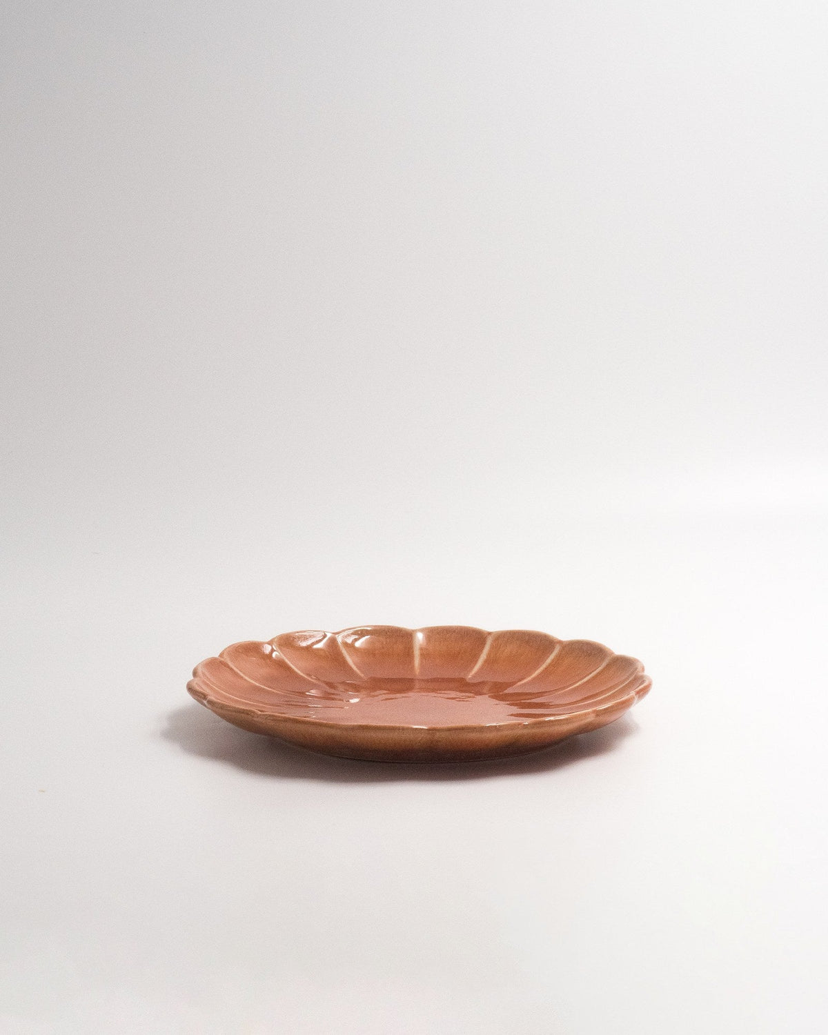 Tallrik Farrago Flower Caramel, karamellbrun 22,5 cm – från Norling Studio