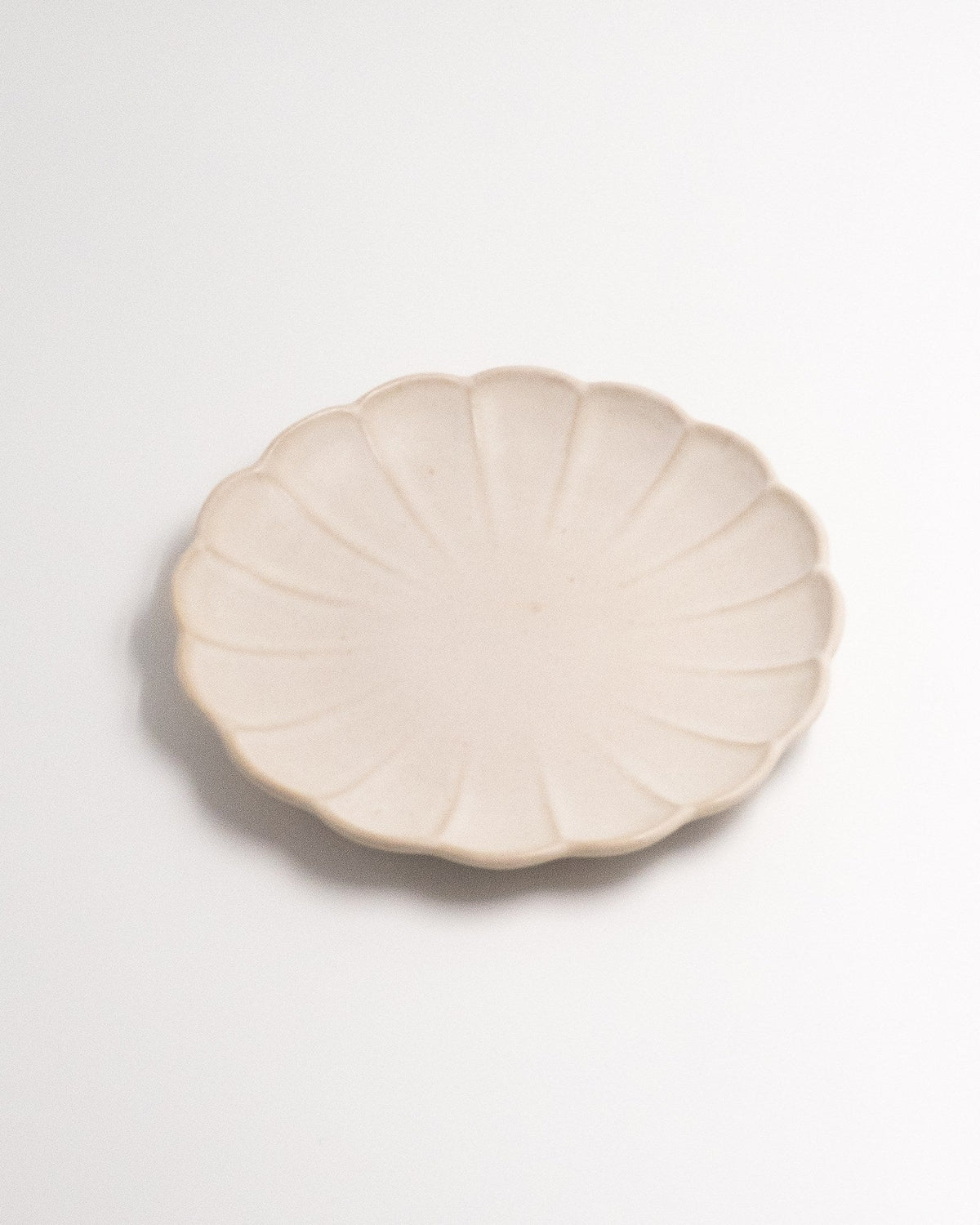 Tallrik Farrago Flower Pale Beach, sandblek 22,5 cm (bild 2) – från Norling Studio