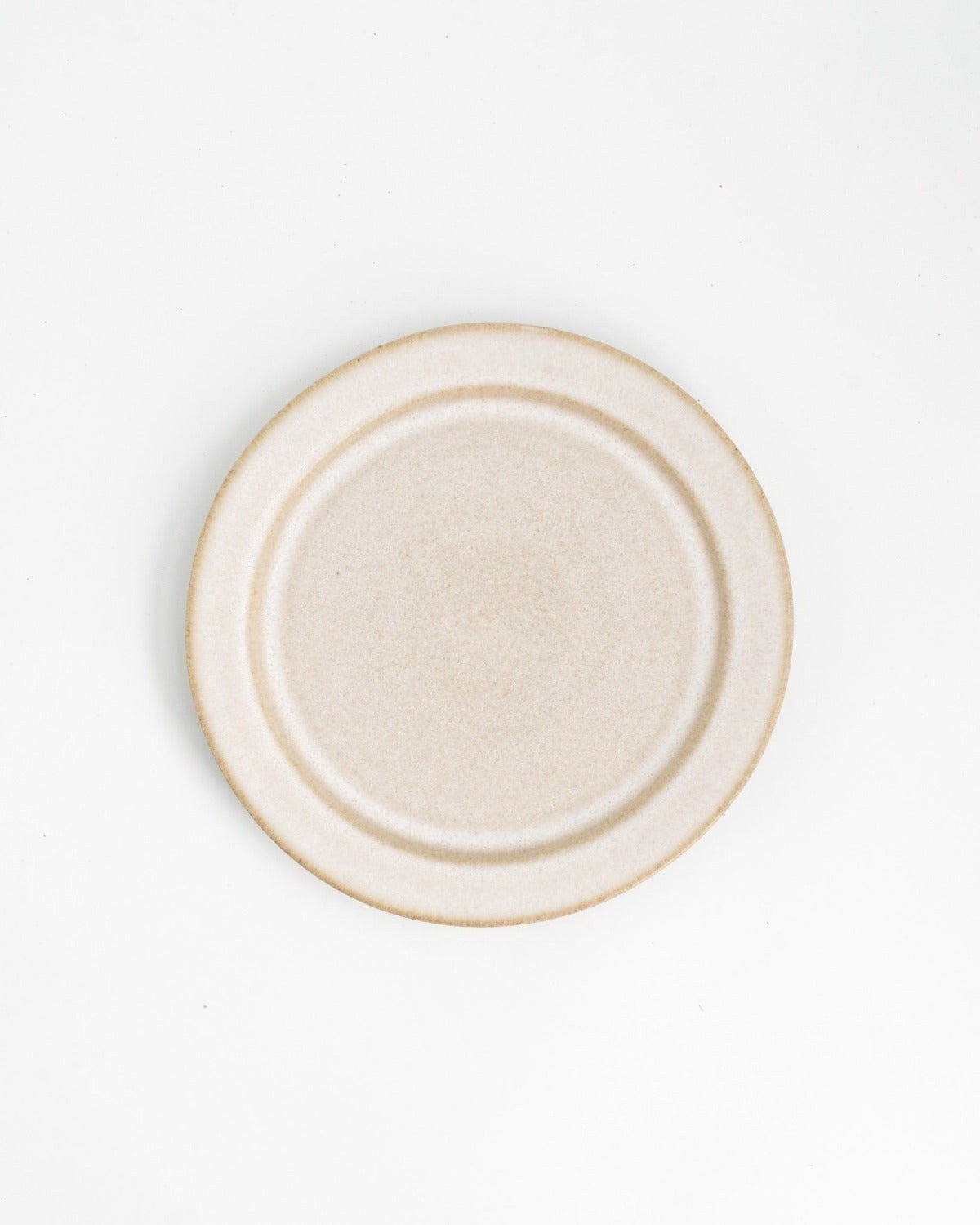 Tallrik Farrago Rim Sand, sandbeige 23 cm – från Norling Studio