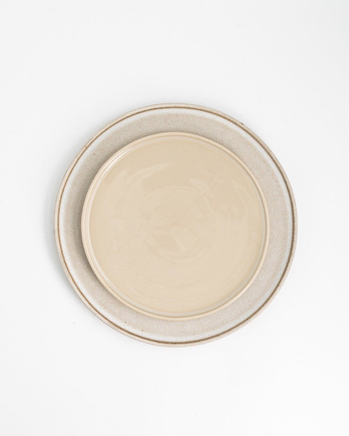 Tallrik Farrago Sand, sandbeige 28 cm – från Norling Studio