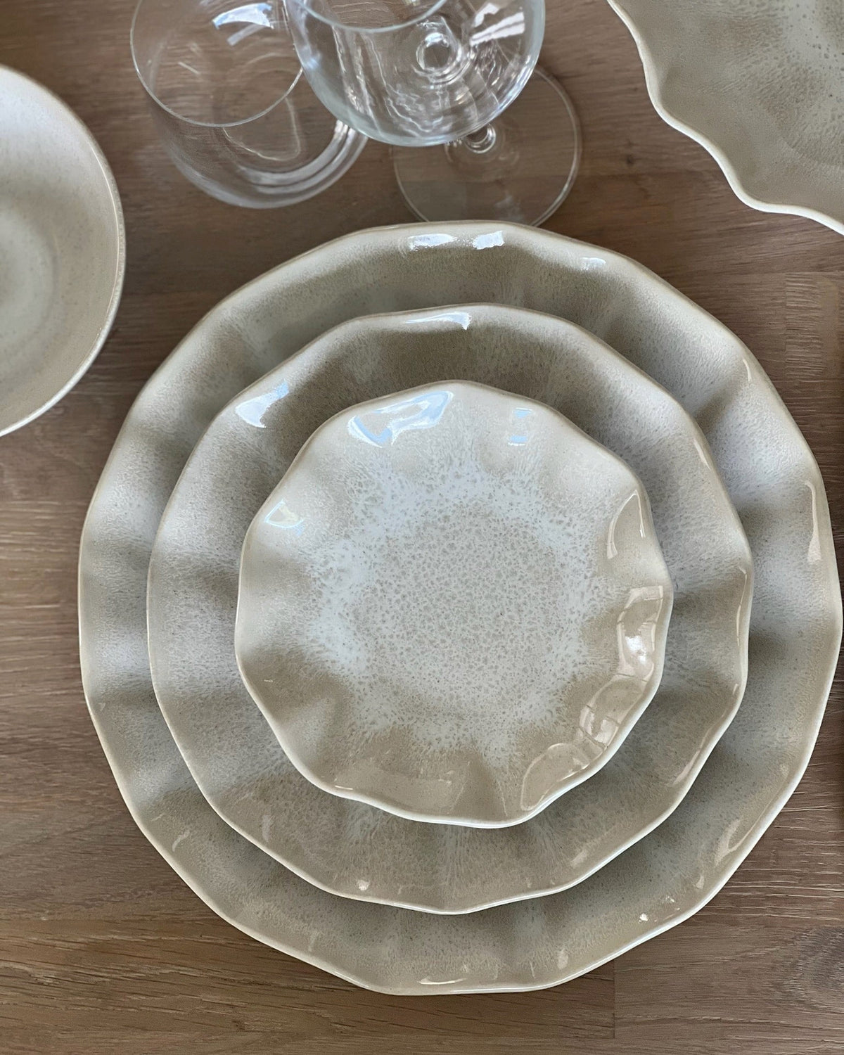 Farrago Wave servis earthy pearl tre storlekar tallrik sett uppifrån