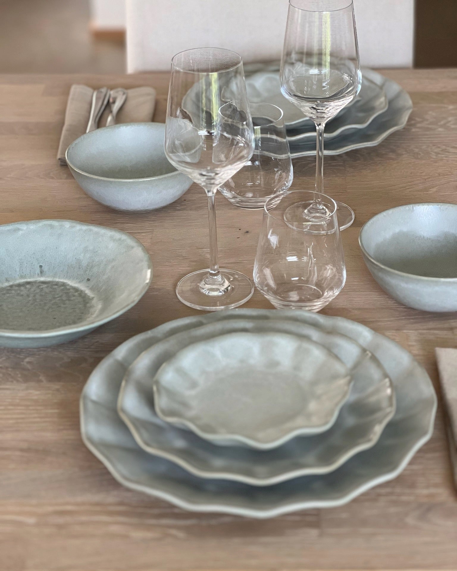 Farrago Wave Servis 30‑delar Grey – stengods från Norling Studio på träbord