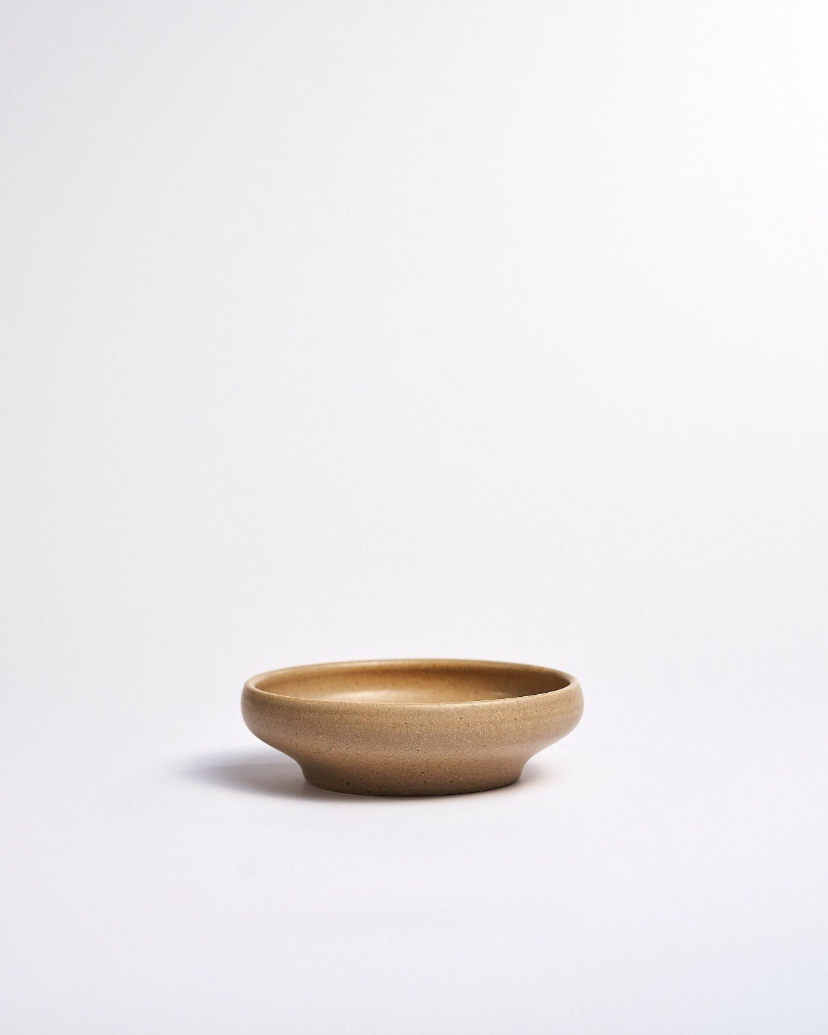 Djuptallrik Rocky Svävande Camel, kamelbeige 16,5 cm, ett exemplar uppifrån – från Norling Studio