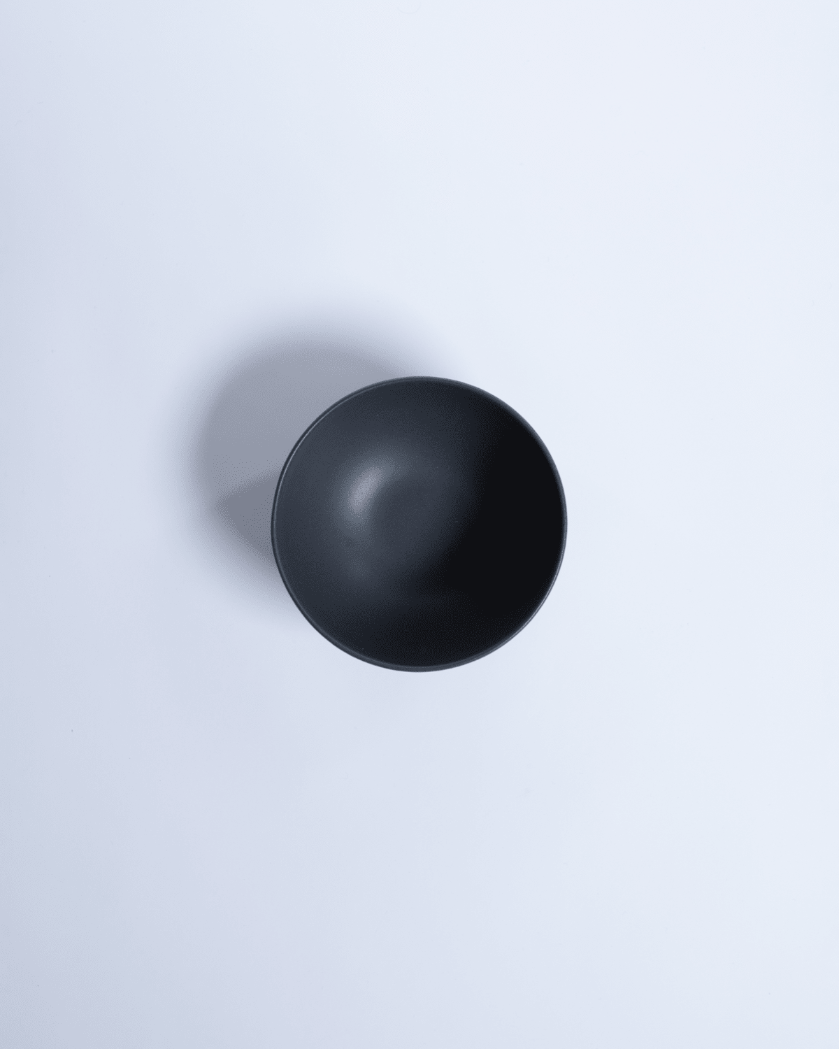Liten Skål Archi Deco Midnight, mattsvart stengods 14 cm, ett exemplar uppifrån – från Norling Studio