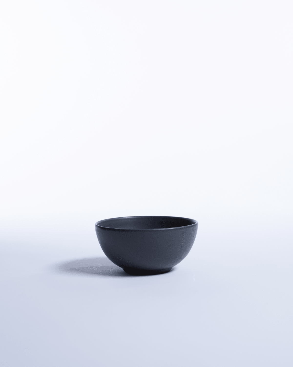 Liten Skål Archi Deco Midnight, mattsvart stengods 14 cm, ett exemplar framifrån – från Norling Studio